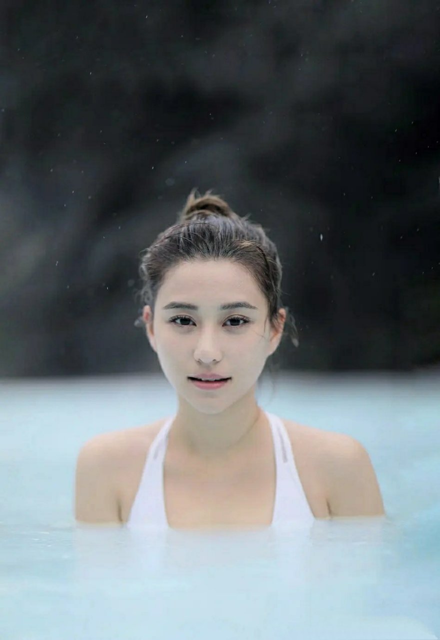 除了韩雪拍戏有保镖,她更被3辆房车和6个保镖护着出行.