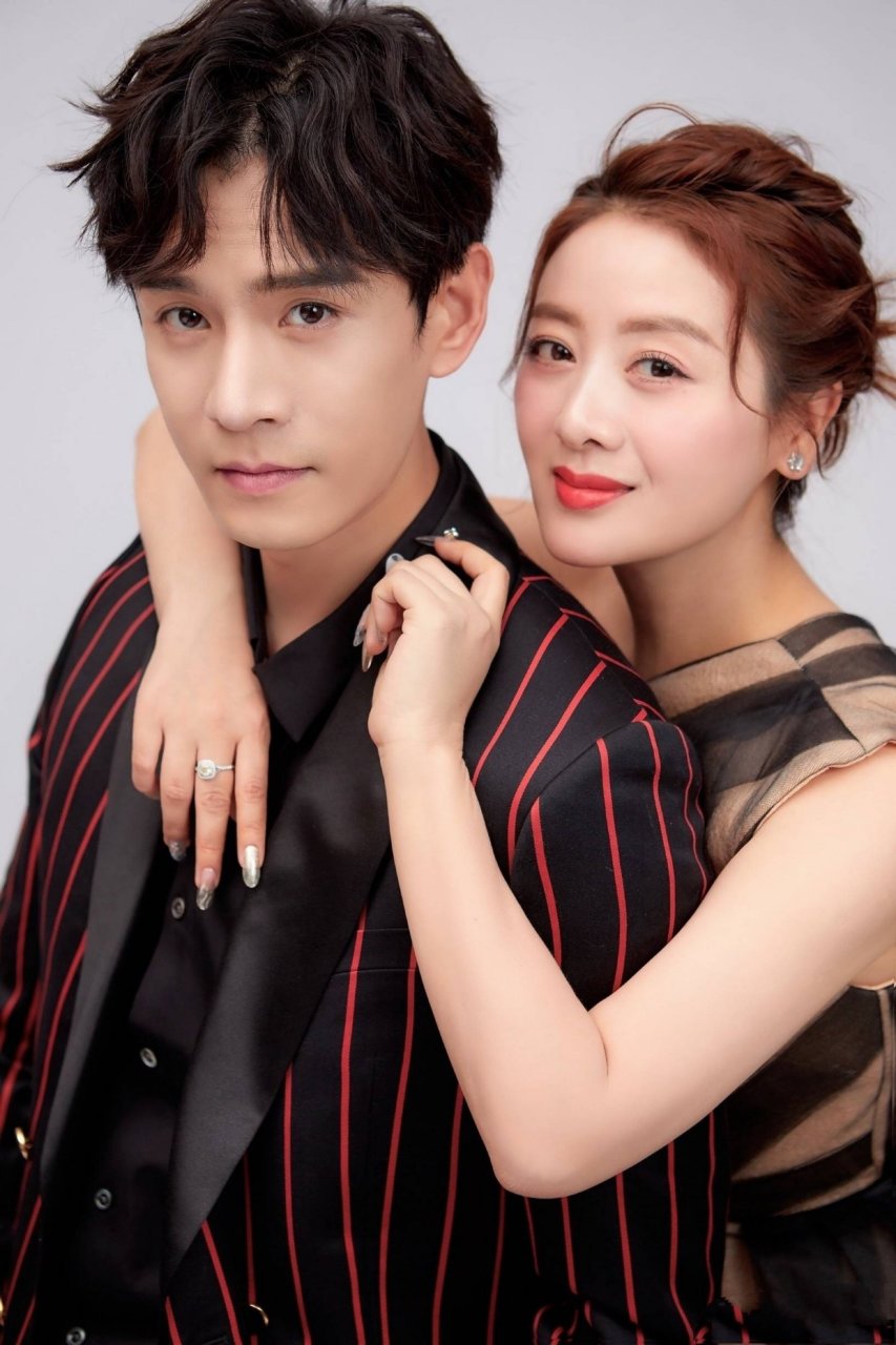 经超2009年毕业,第二年因为拍摄《漂亮主妇》认识了"杜冰雁"小李琳,更