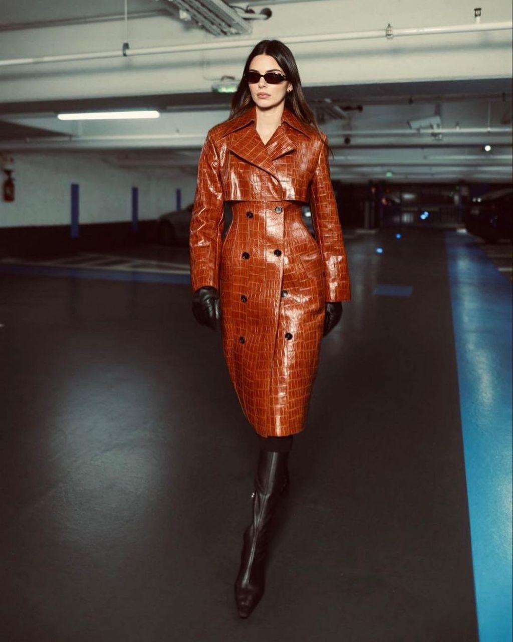 肯豆詹娜身穿bv橘色皮衣离开法国巴黎