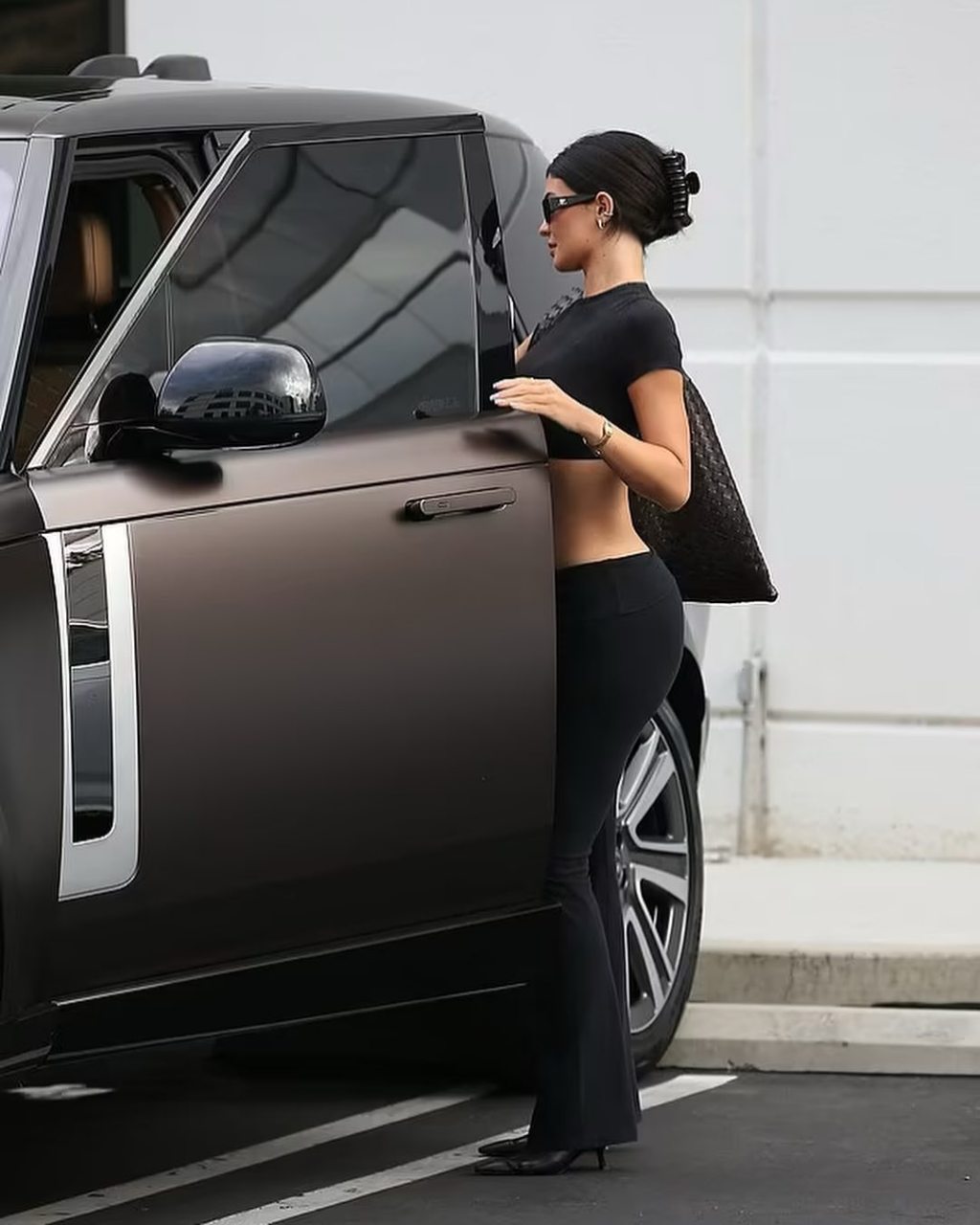 凯莉詹娜黑色露腰衣服街拍,时尚味十足