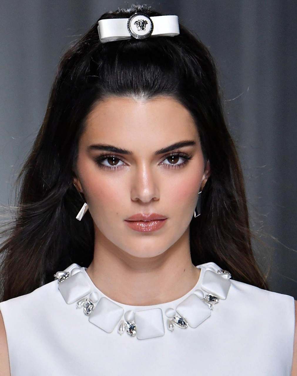 肯豆詹娜的versace范思哲走秀造型梦回小时候,头顶一个小揪揪#詹娜