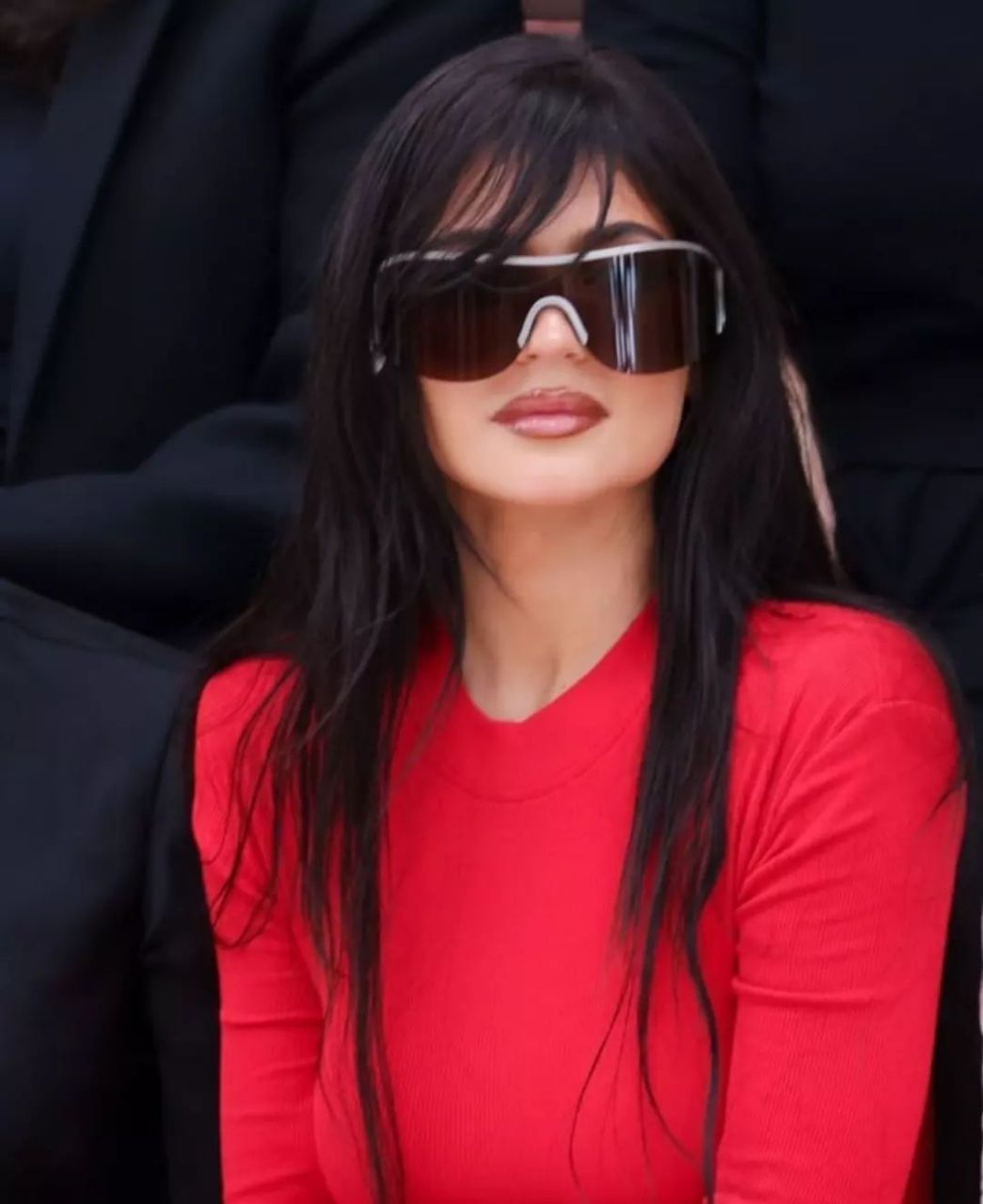 凯莉詹娜在巴黎时装周身穿红色礼服看自己代言的acne studios大秀