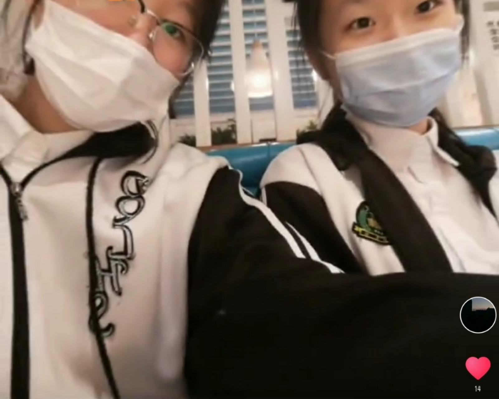 校服 大庆市靓湖学校校服,分为外套,裤子,都是黑白相间通常搭配小白鞋