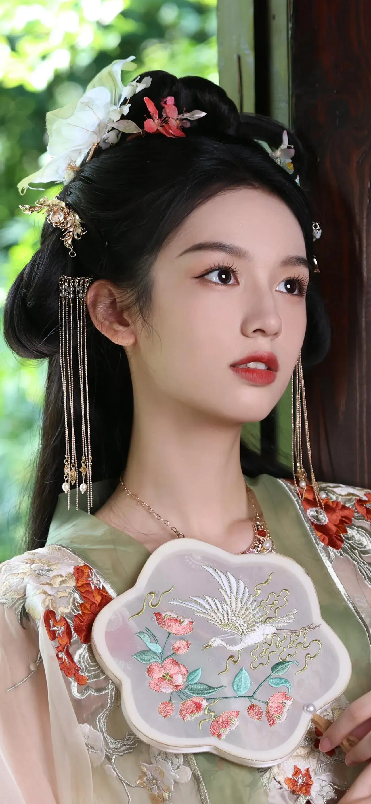 头戴鲜花,是那自然界的馈赠,也是她与大自然的约定.