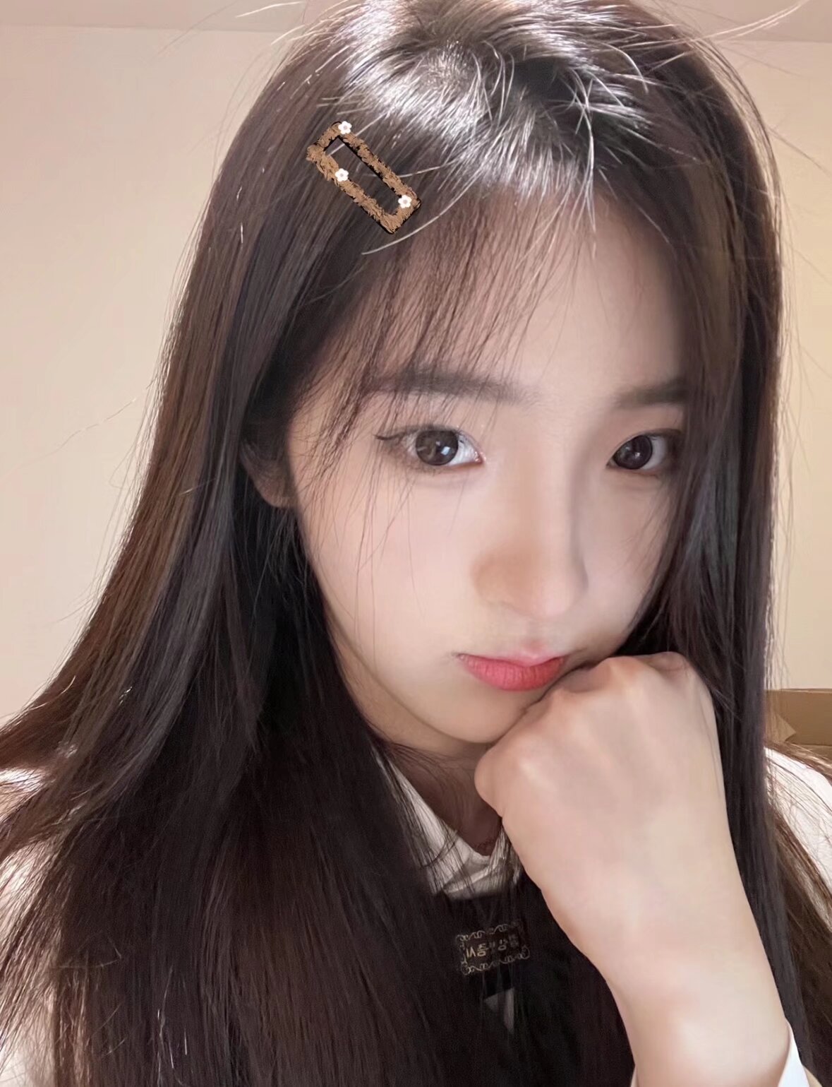 👧 瞧这位小姐姐,白色衬衫搭配黑色裙子,简约又不失优雅,马尾发型更