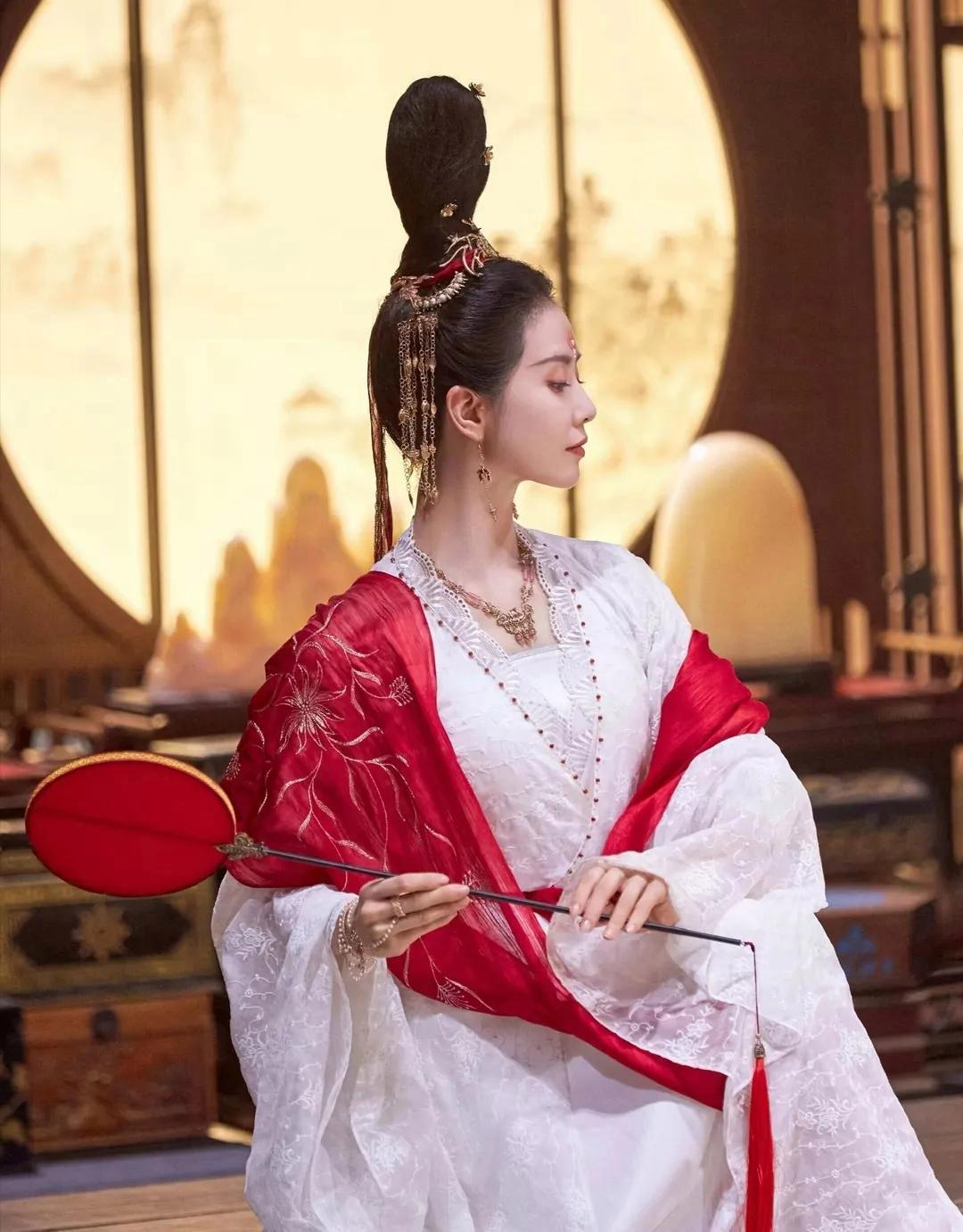 在春风轻拂的午后,诗诗如一朵洁白的百合,静静绽放在岁月的画卷里