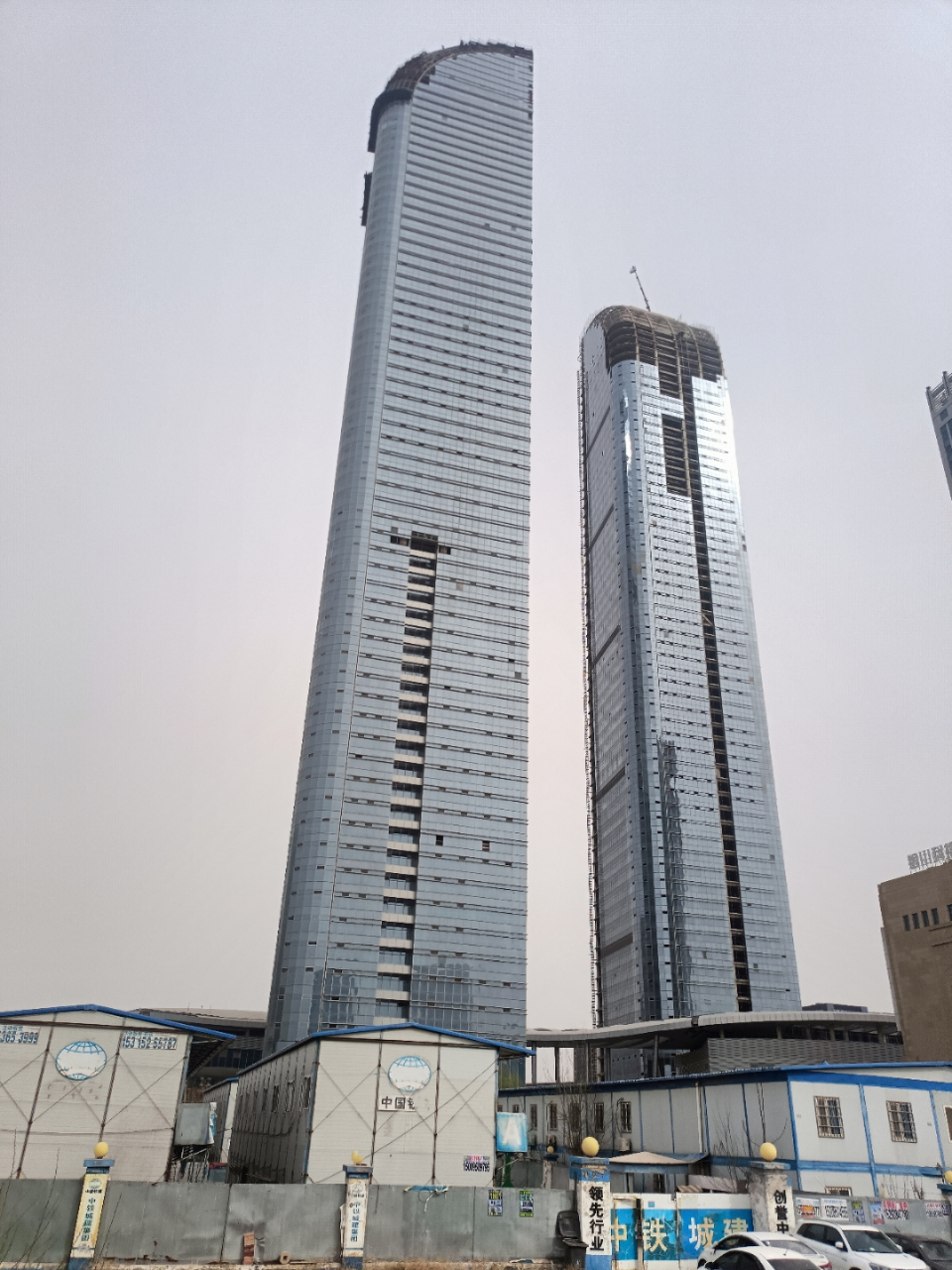 我的家乡在银川#  号称银川地标建筑的宁夏第一高楼,绿地双子塔在 