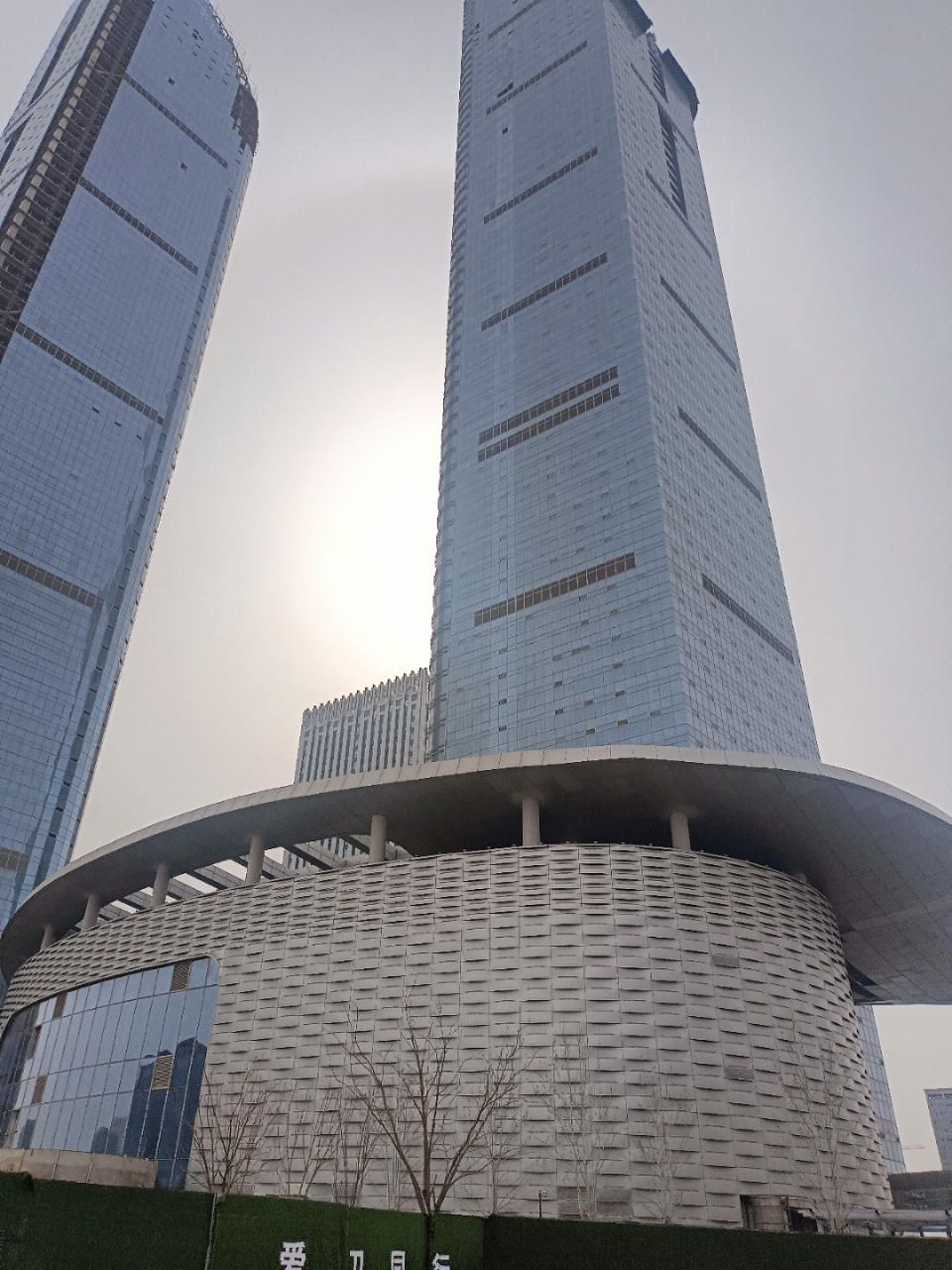 我的家乡在银川#  号称银川地标建筑的宁夏第一高楼,绿地双子塔在 