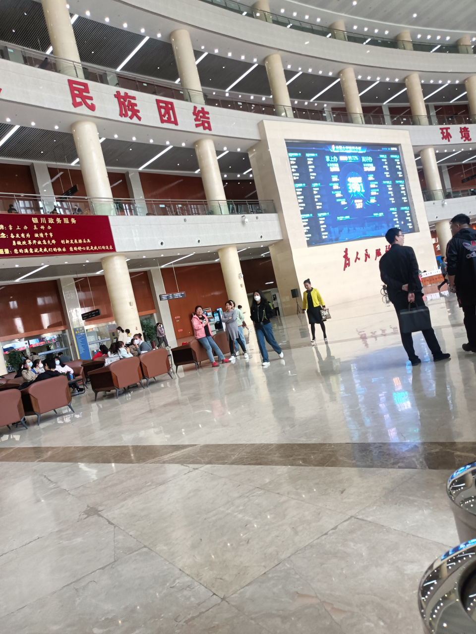 我的家乡在银川#  今天虽然天气阴沉,云卷云舒,但走进市民大厅低车哪