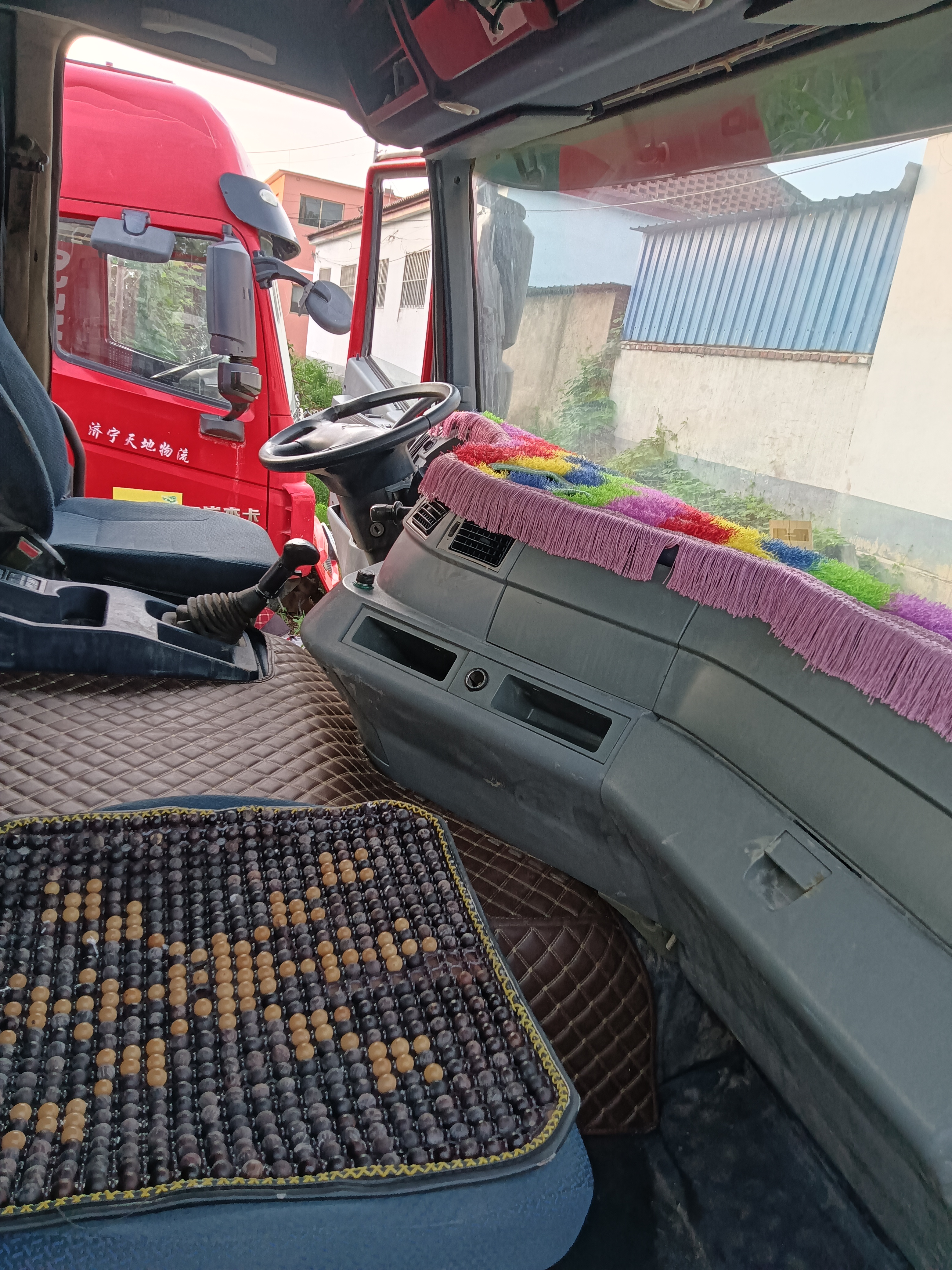 红岩杰狮c500驾驶室