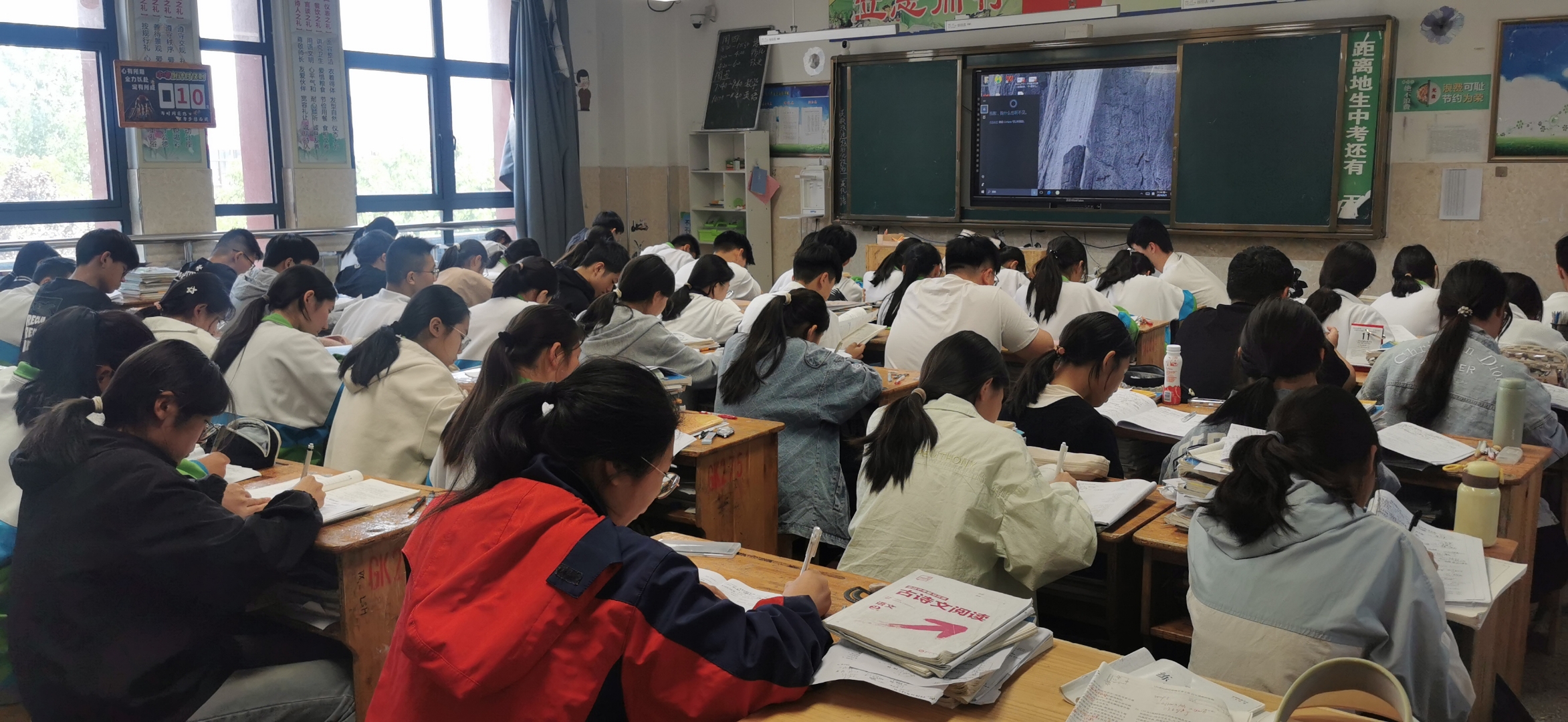 学生们聚精会神地坐在课桌前,或埋头苦读,或奋笔疾书.