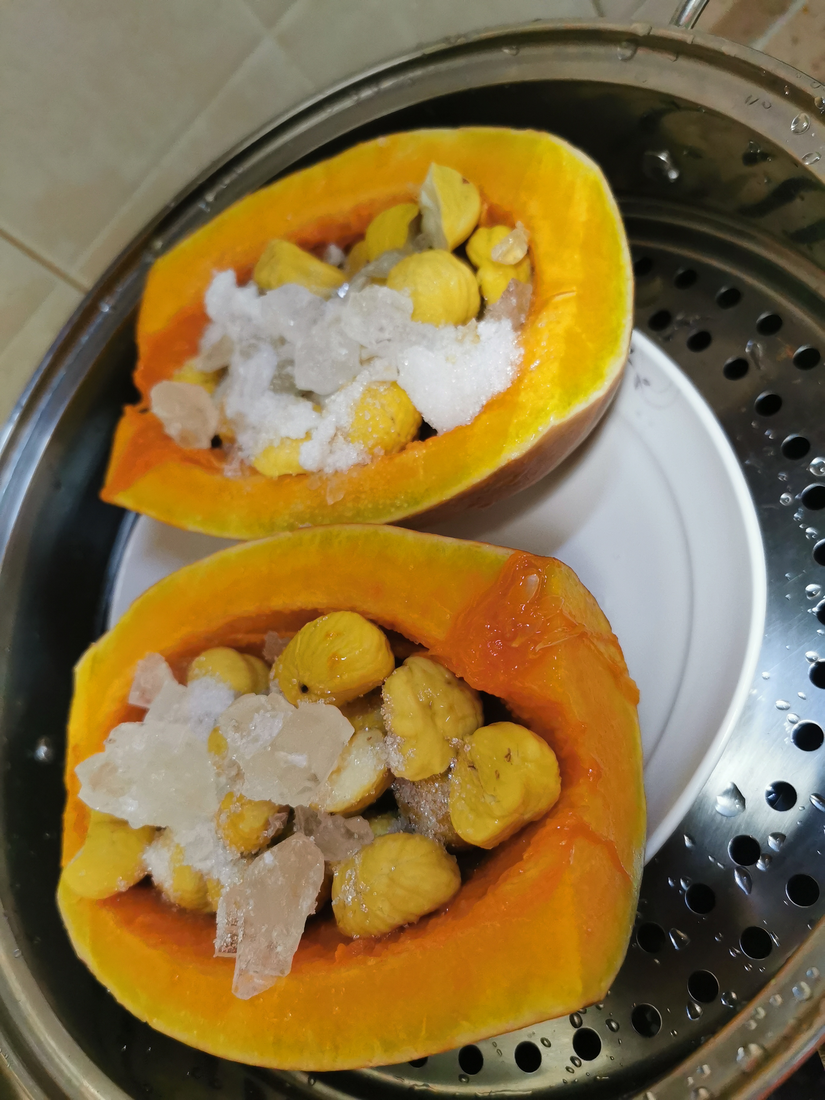 今天胖航哥尝试了一道以冰糖,南瓜和栗子烹饪的美食