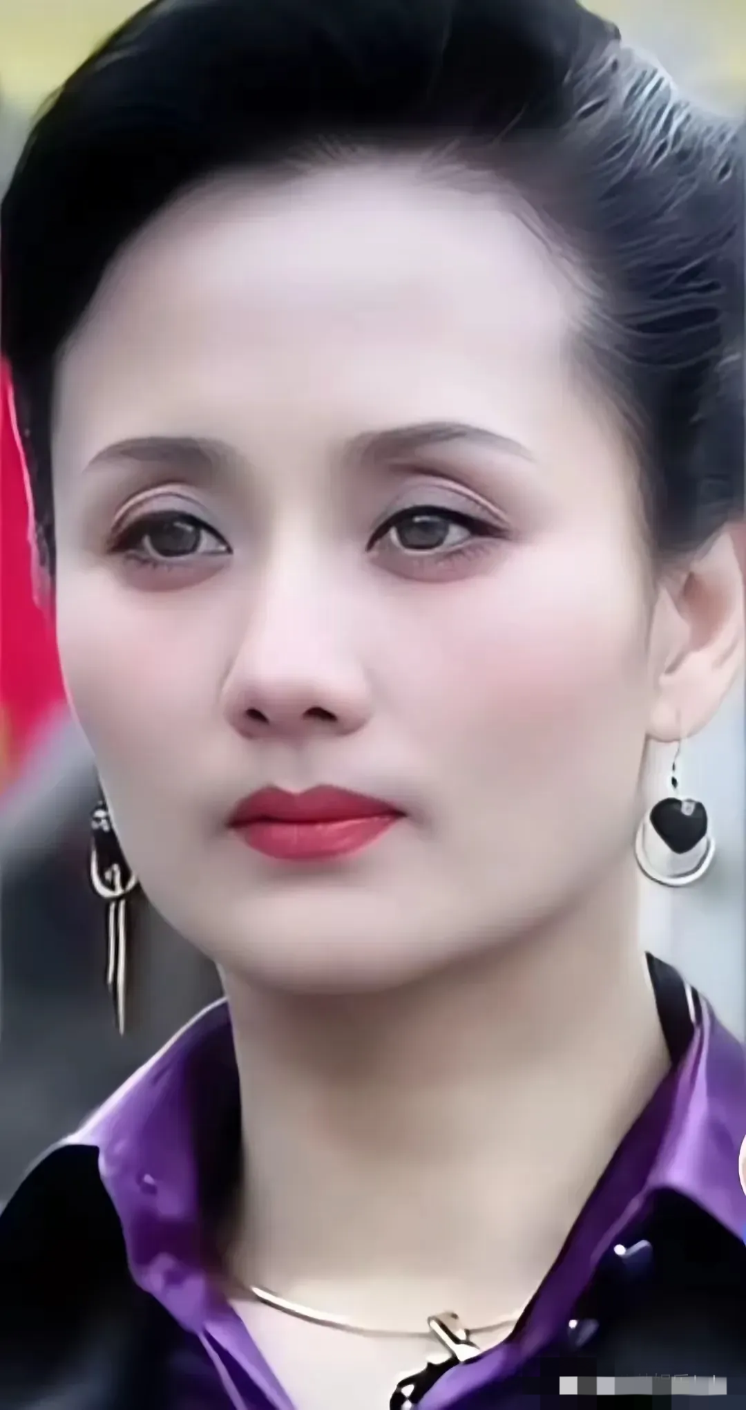 她是一位风华绝代的美人,演技精湛,专业演一些富婆