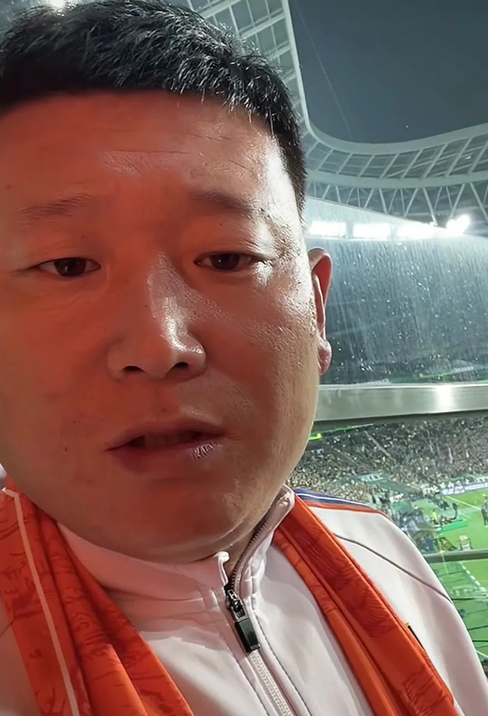 莱比锡重伤倒地，国安全队围拢祈祷，场面感人的简单介绍