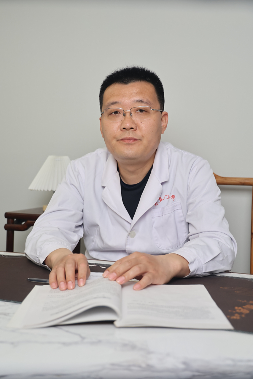 我叫王锐,是一名肛肠科医生,我擅长看腹泻便秘,腹痛便血,结直肠炎