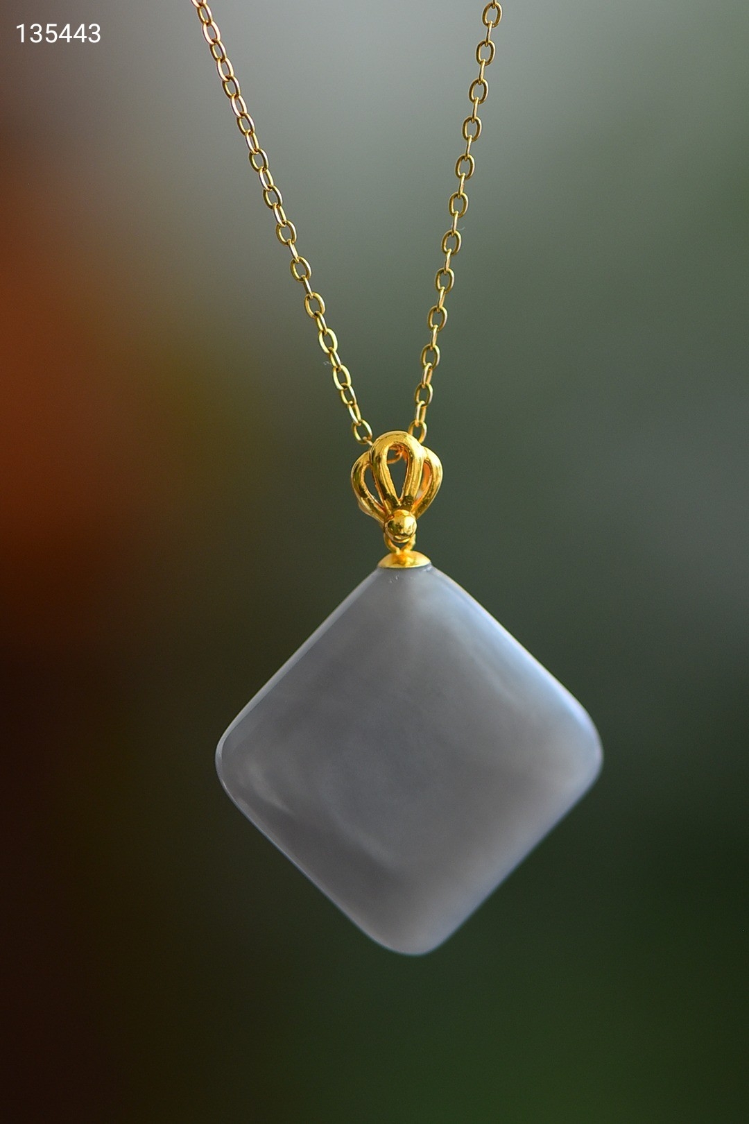 18k金镶嵌天然和田玉烟紫料菱形牌吊坠,烟紫牌子质地非常细润,颜色