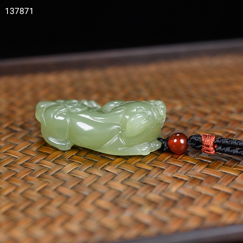 10mm  约重17克 【钱串貔貅】和田玉湖水绿青海料 做工精美  品相完美