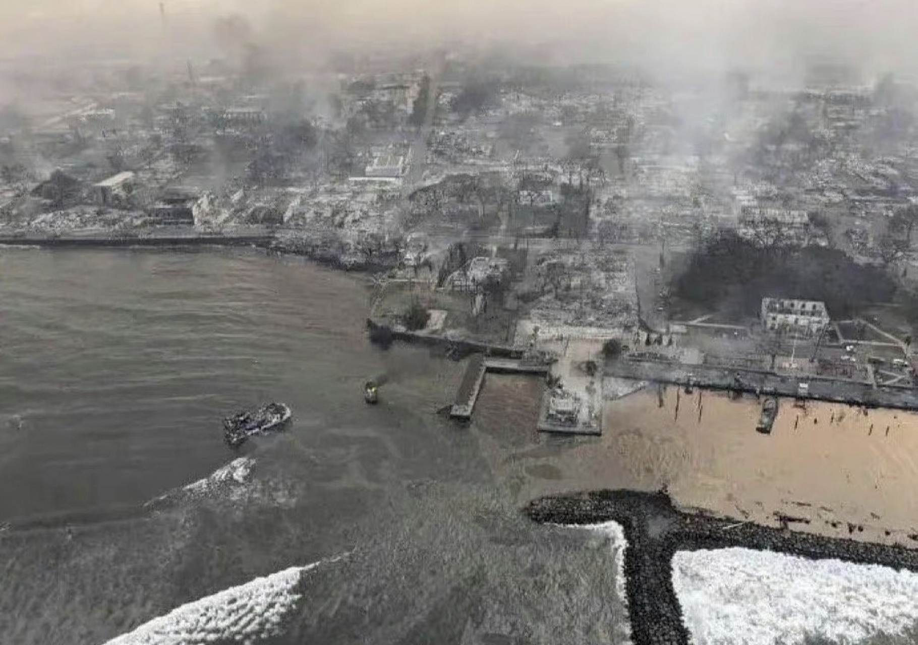 夏威夷大火约100人跳太平洋逃生