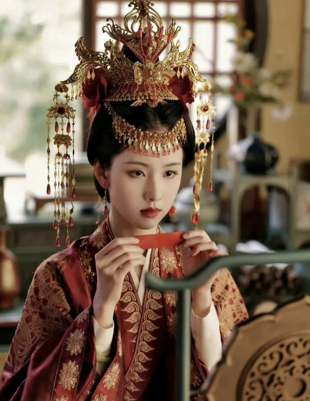 杨紫和陈都灵大婚头饰好像啊,还是同期剧