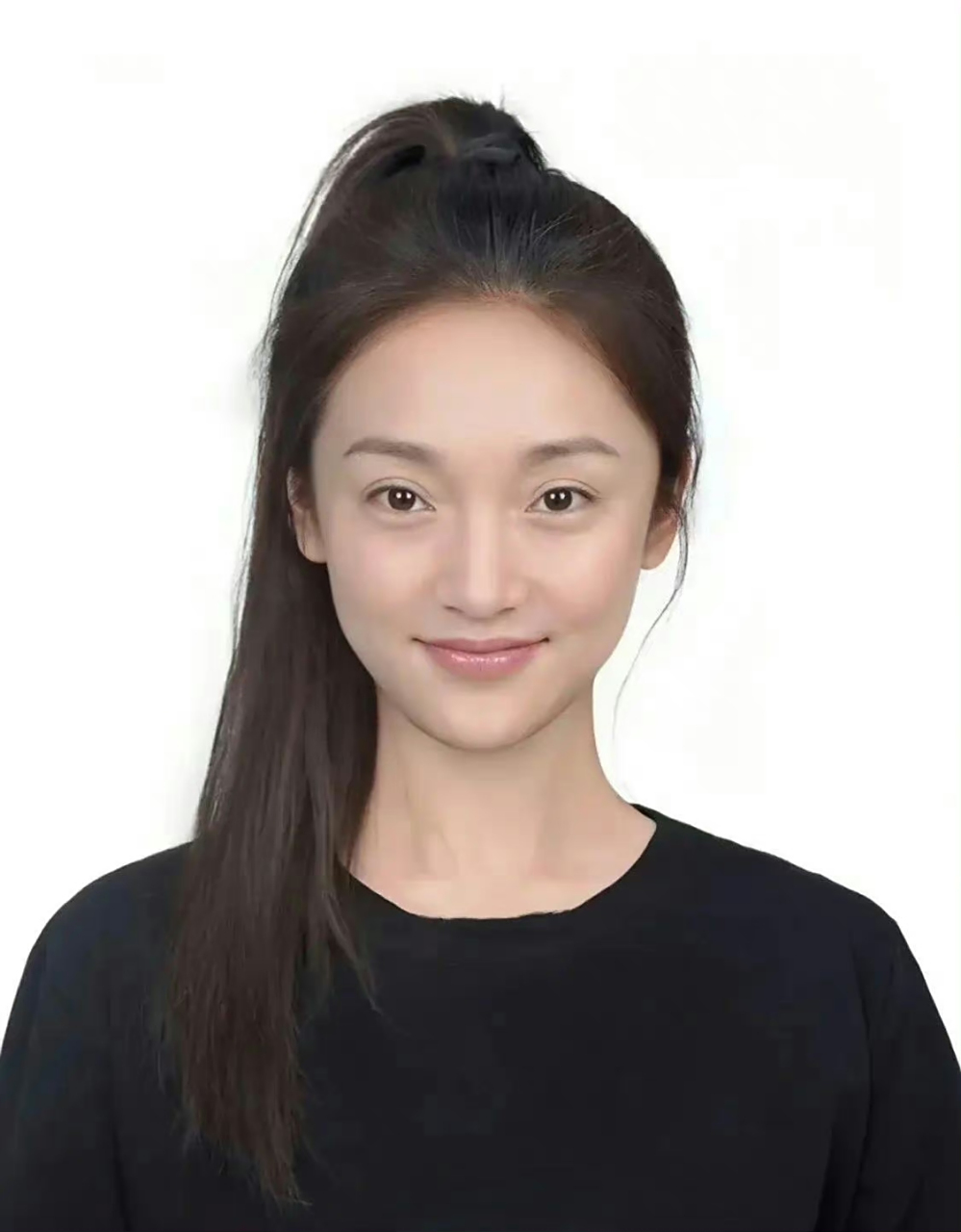 如果17岁的周迅有证件照,就是图片中的样子吧