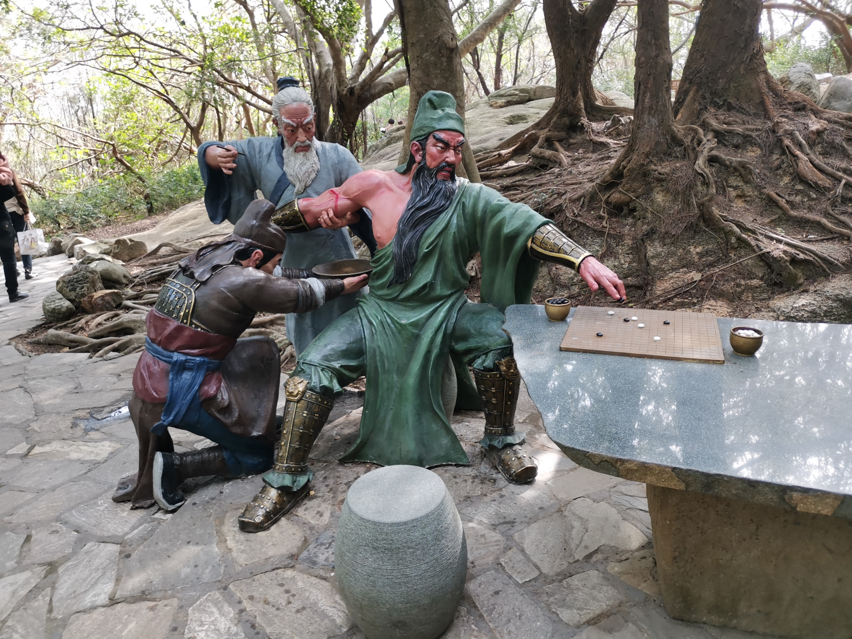 东山岛关帝庙刮骨疗伤很传神,而且这个雕像还是彩绘的