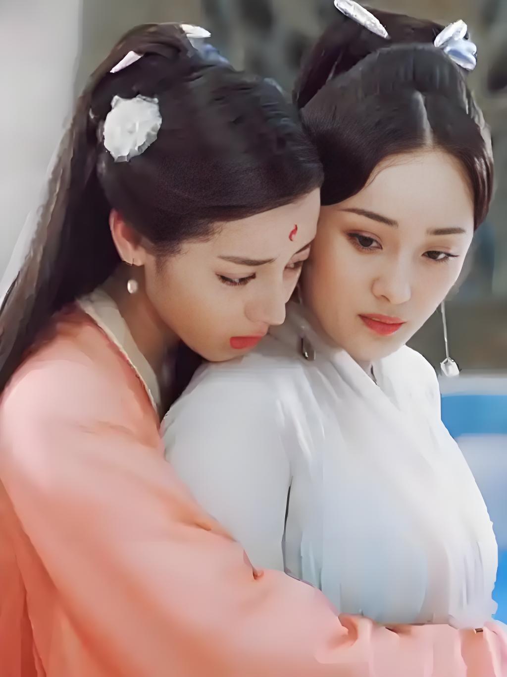 杨幂与迪丽热巴这对"仙女夫妇"再次引发关注,12年的深厚友谊如何从