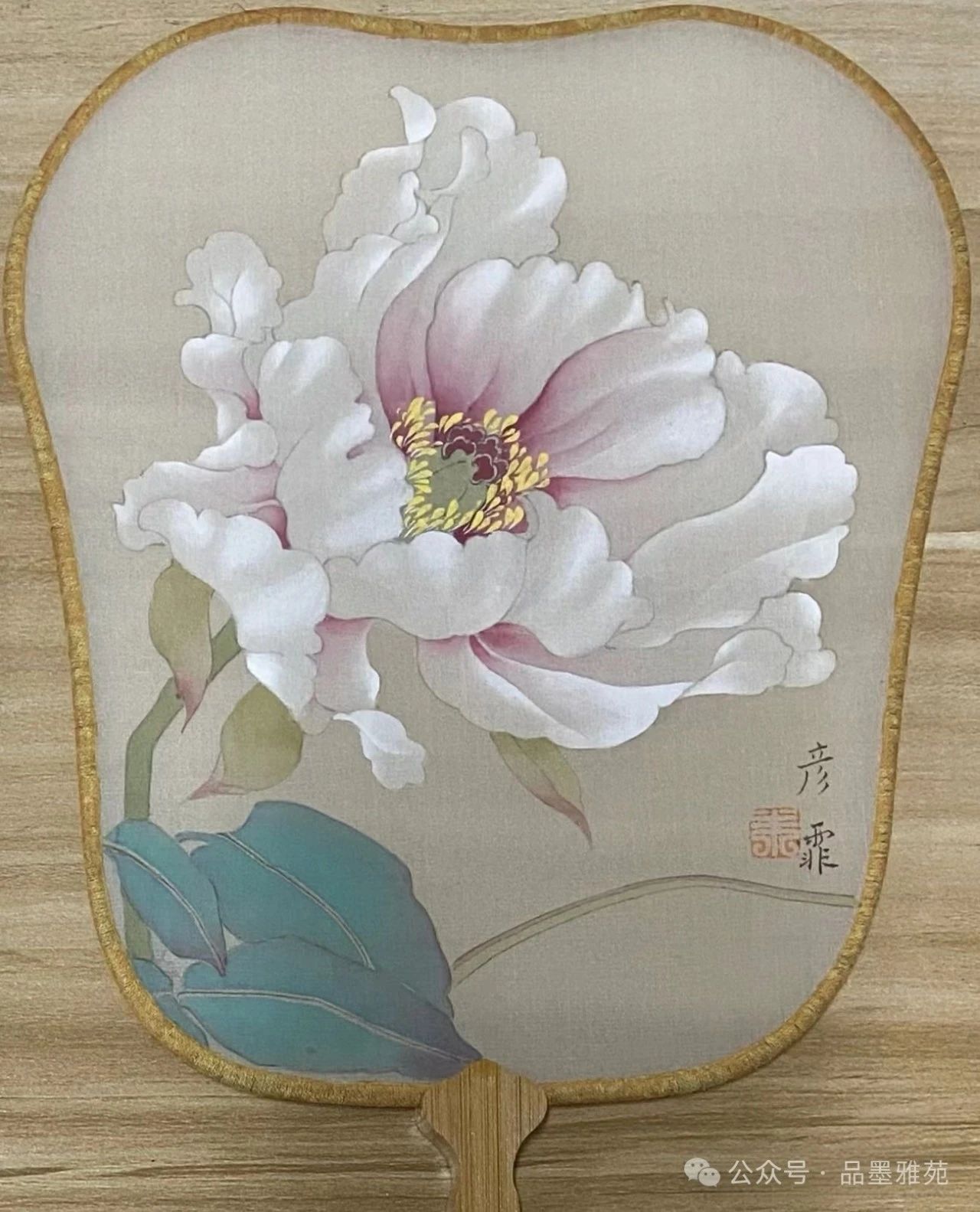 分享一组牡丹扇面~ 一眼惊艳!这朵牡丹花简直美到窒息!