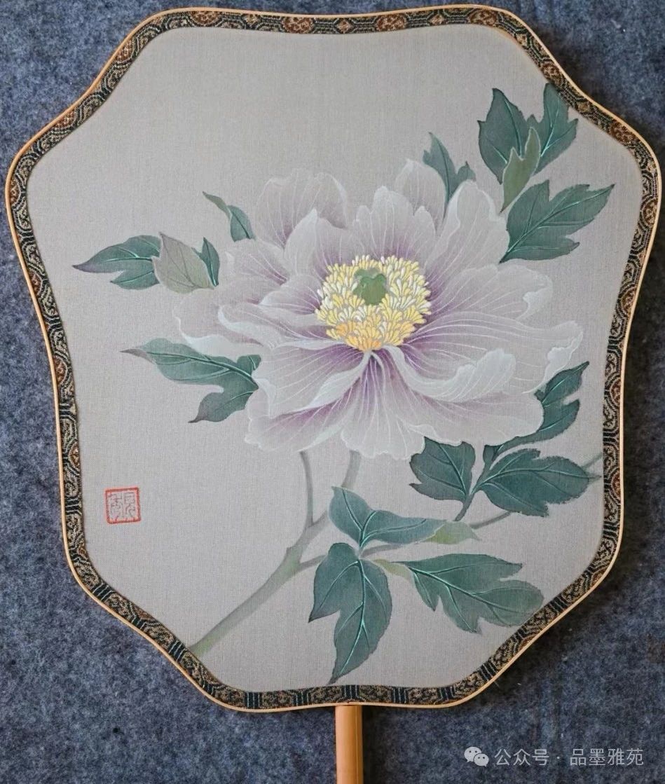 分享一组牡丹扇面~ 一眼惊艳!这朵牡丹花简直美到窒息!