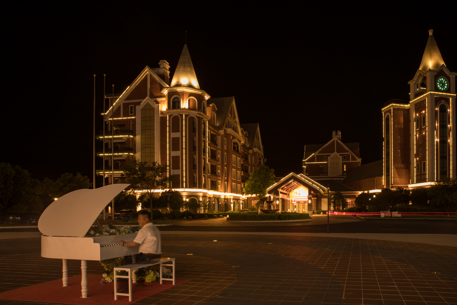 夜色如水,燥热如火,林克斯温泉酒店夜景—南通赵宏明摄!