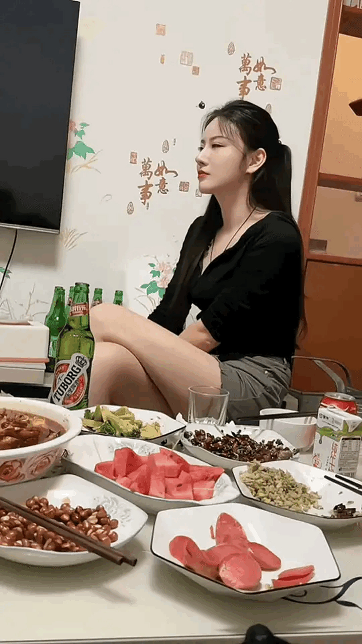 今天到女同事家里喝酒了,这么漂亮的女同事居然离婚了.