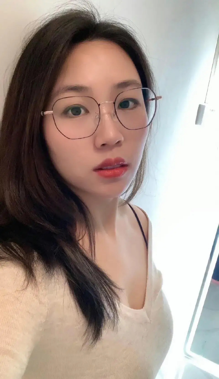 今日收集,都说带眼镜的少妇有气质#美女