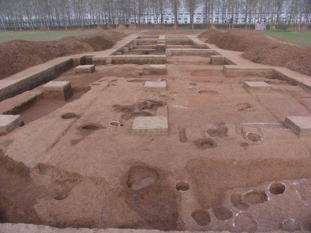 ,青墩刻符 上世纪70年代,在江苏南通海安市南莫镇的青墩村,发现了