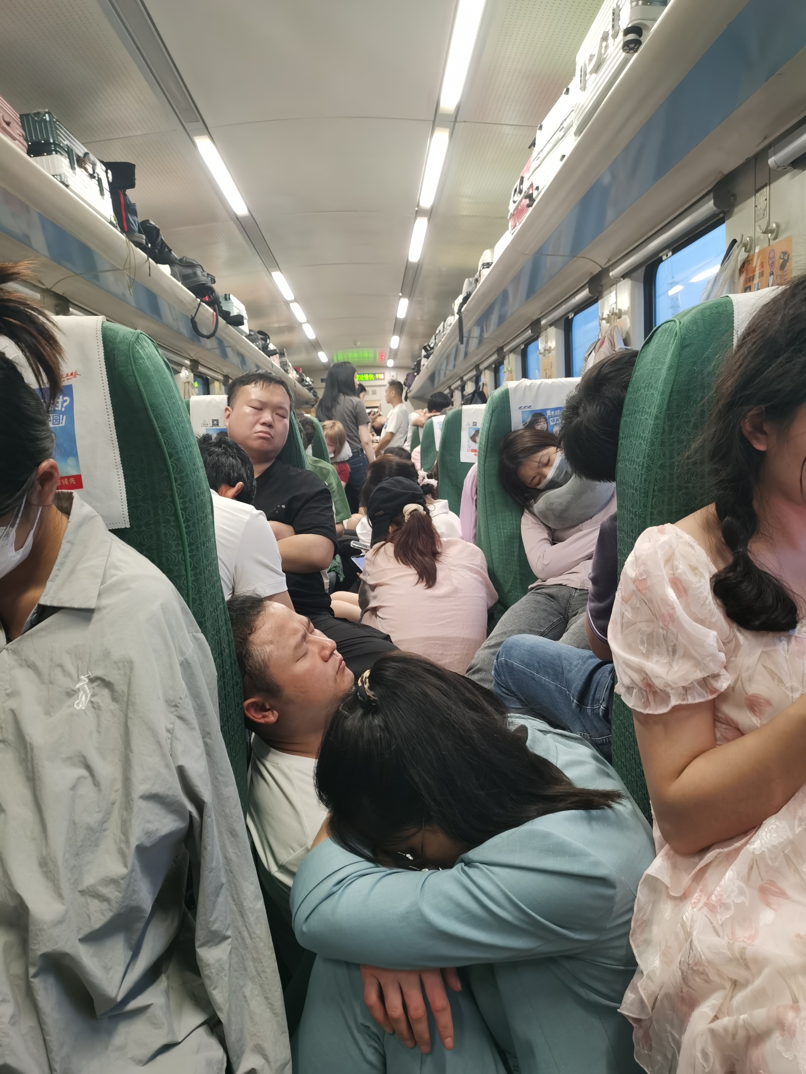 车厢里的拥挤你我他的故事交织成一幅流动的人生画卷各有悲欢