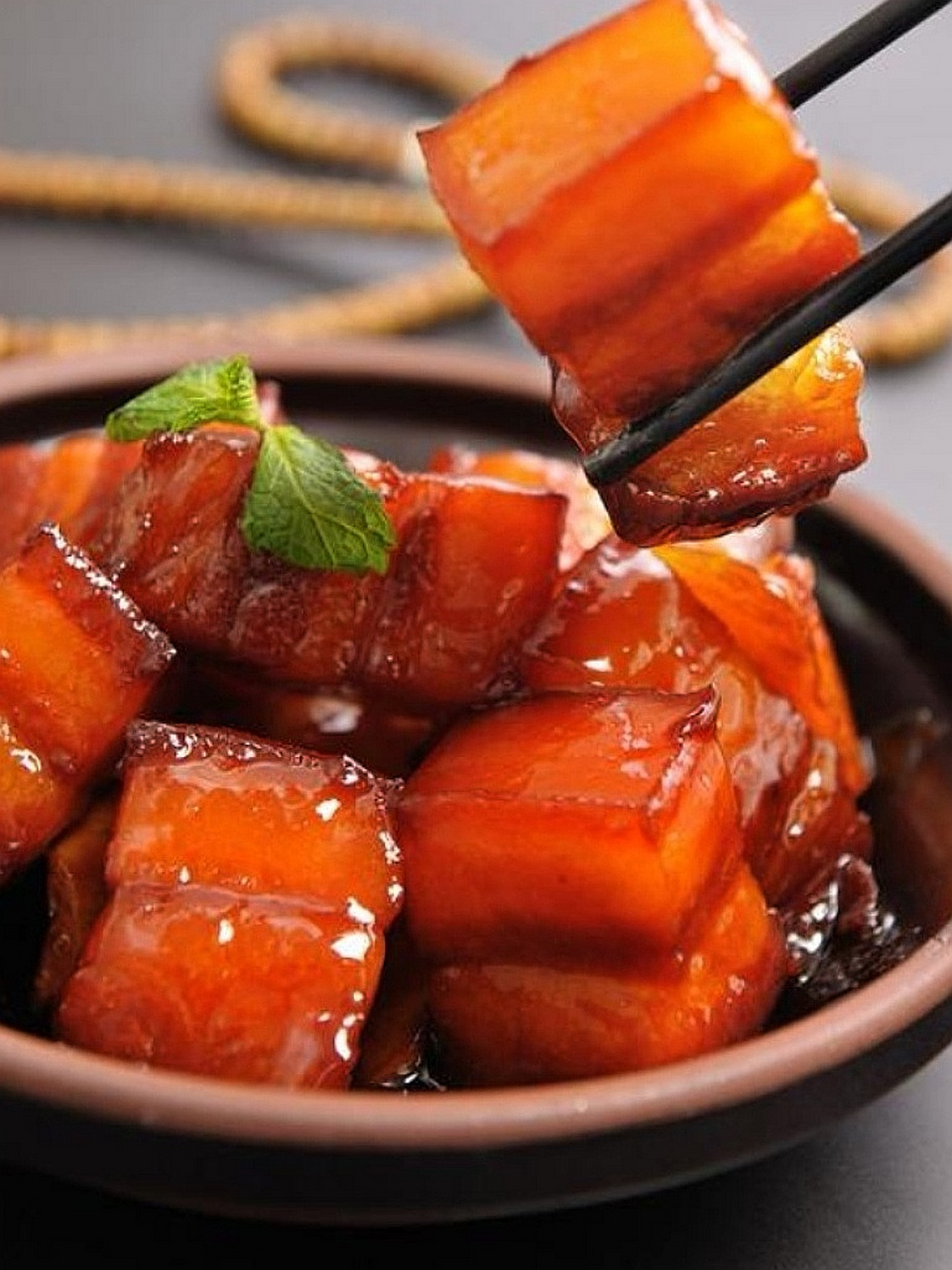 红烧肉是一道非常受欢迎的中国传统菜肴,这里提供一个简单的做法供