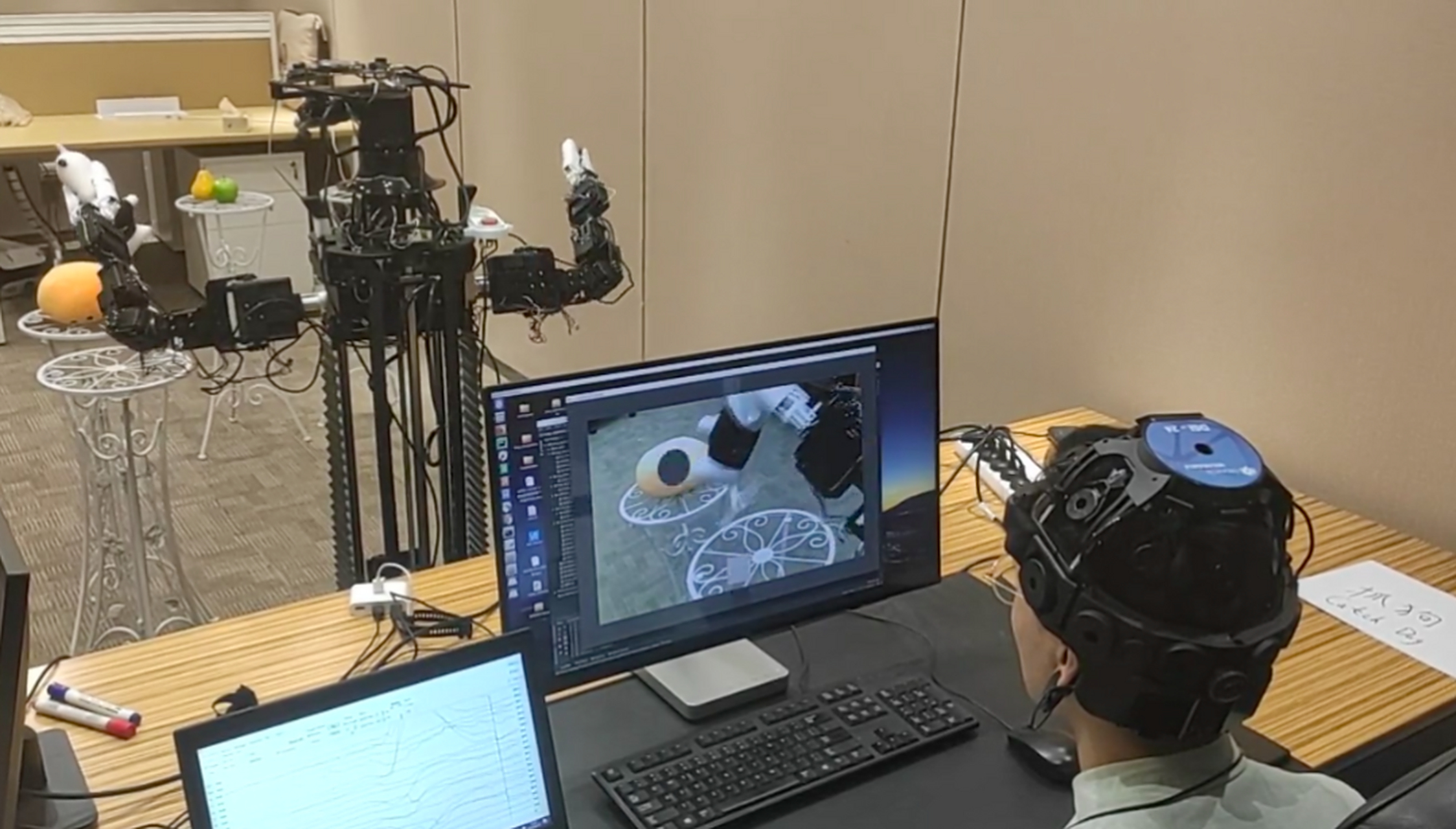 脑控狗的拉人头模式,脑互联 首先,脑控狗采集被害人的记忆,也就是特征