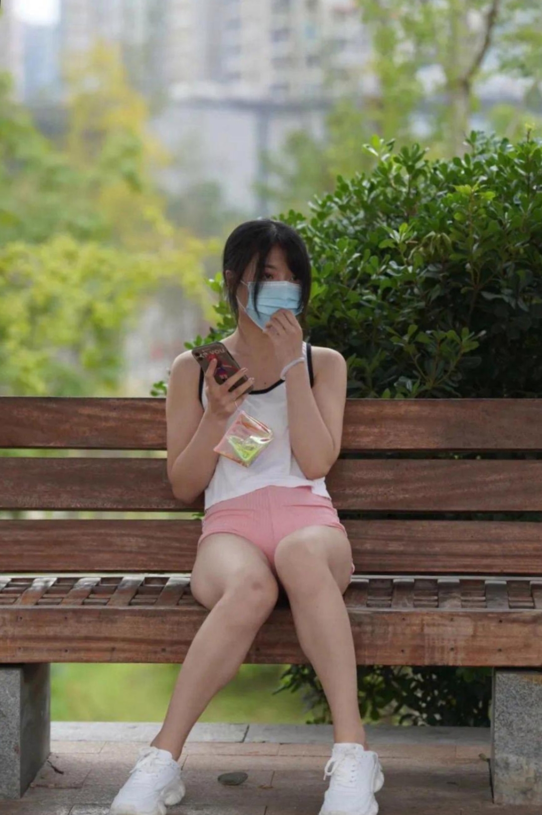 绿树编织成自然的穹顶,繁花如繁星般点缀其间,蜿蜒小