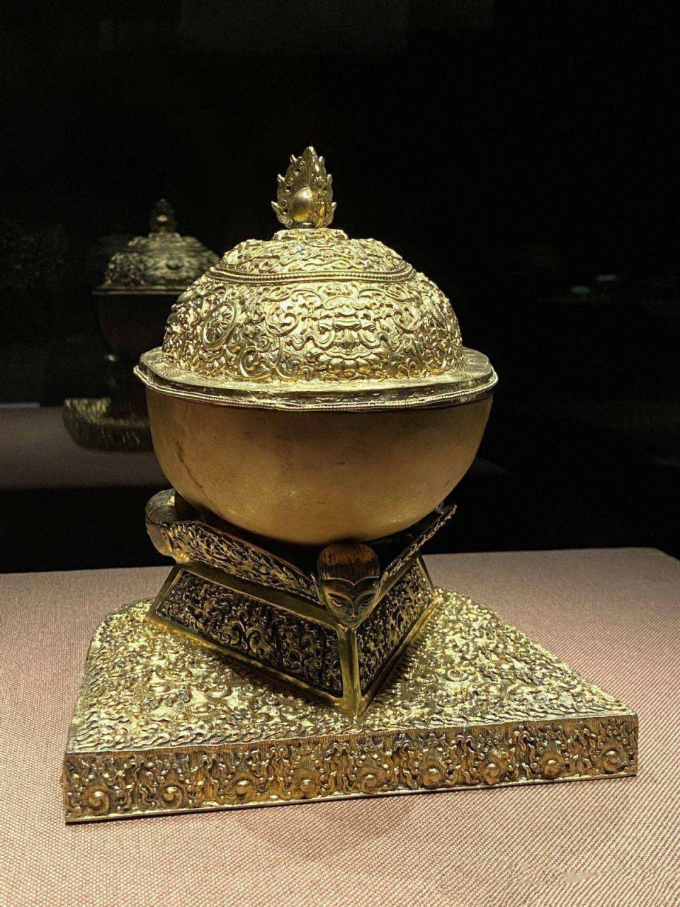 藏区的一种碗·俗称:嘎巴拉碗 嘎巴拉碗又名托巴,是用人的头盖骨,水晶