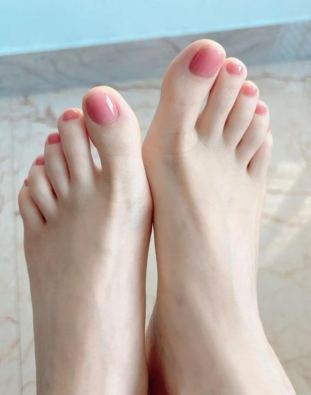 白脚丫还是配粉色指甲油好看
