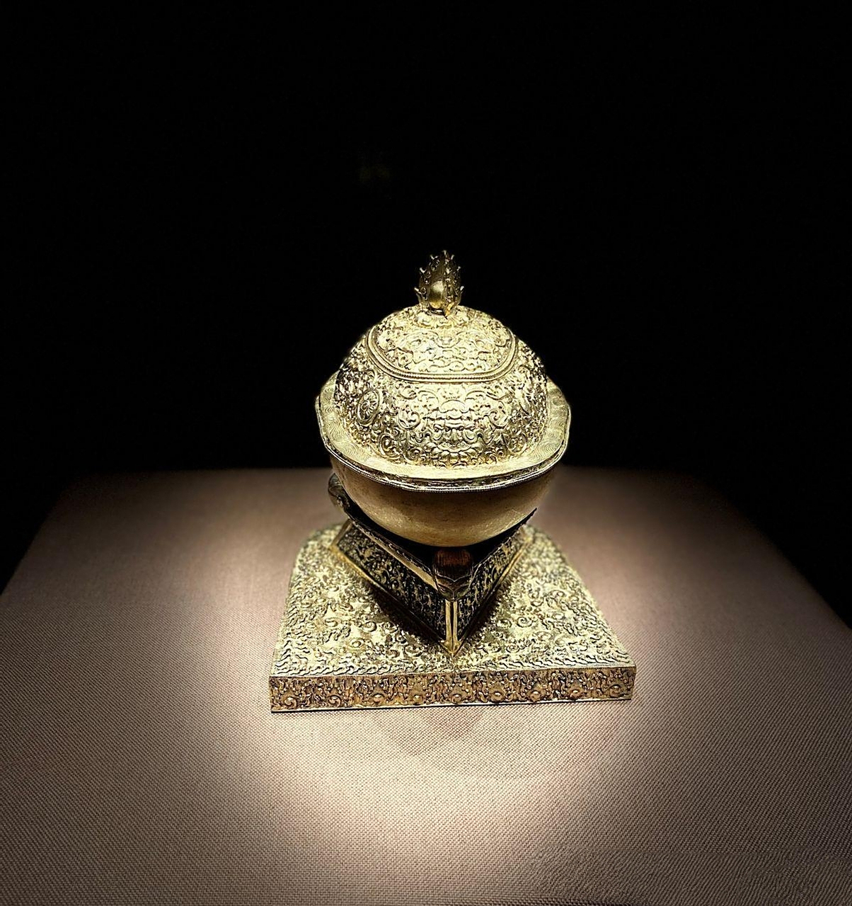 藏区的一种碗·俗称:嘎巴拉碗 嘎巴拉碗又名托巴,是用人的头盖骨,水晶