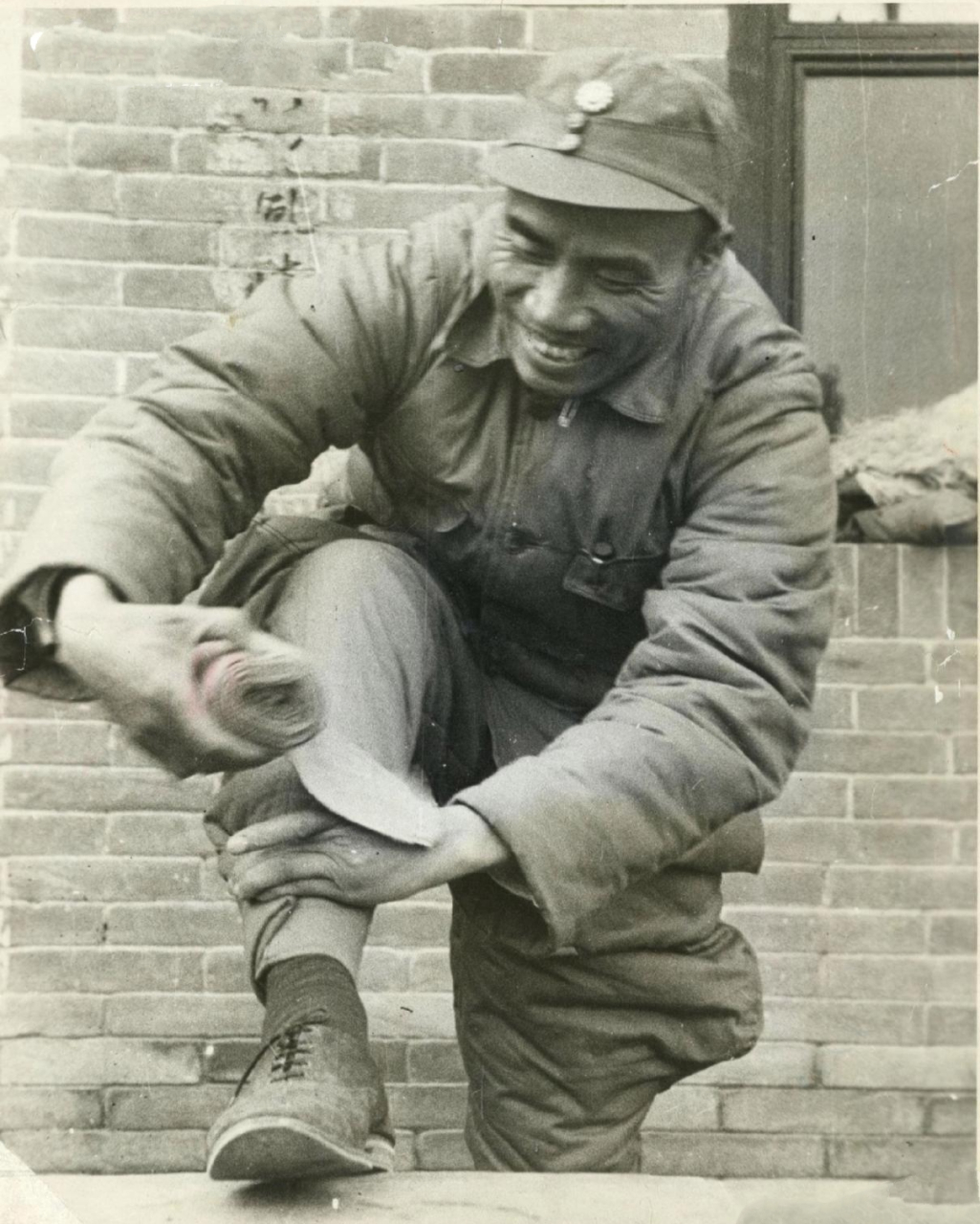 1937年,延安,朱老总正在绑腿,你知道为什么要绑腿吗?