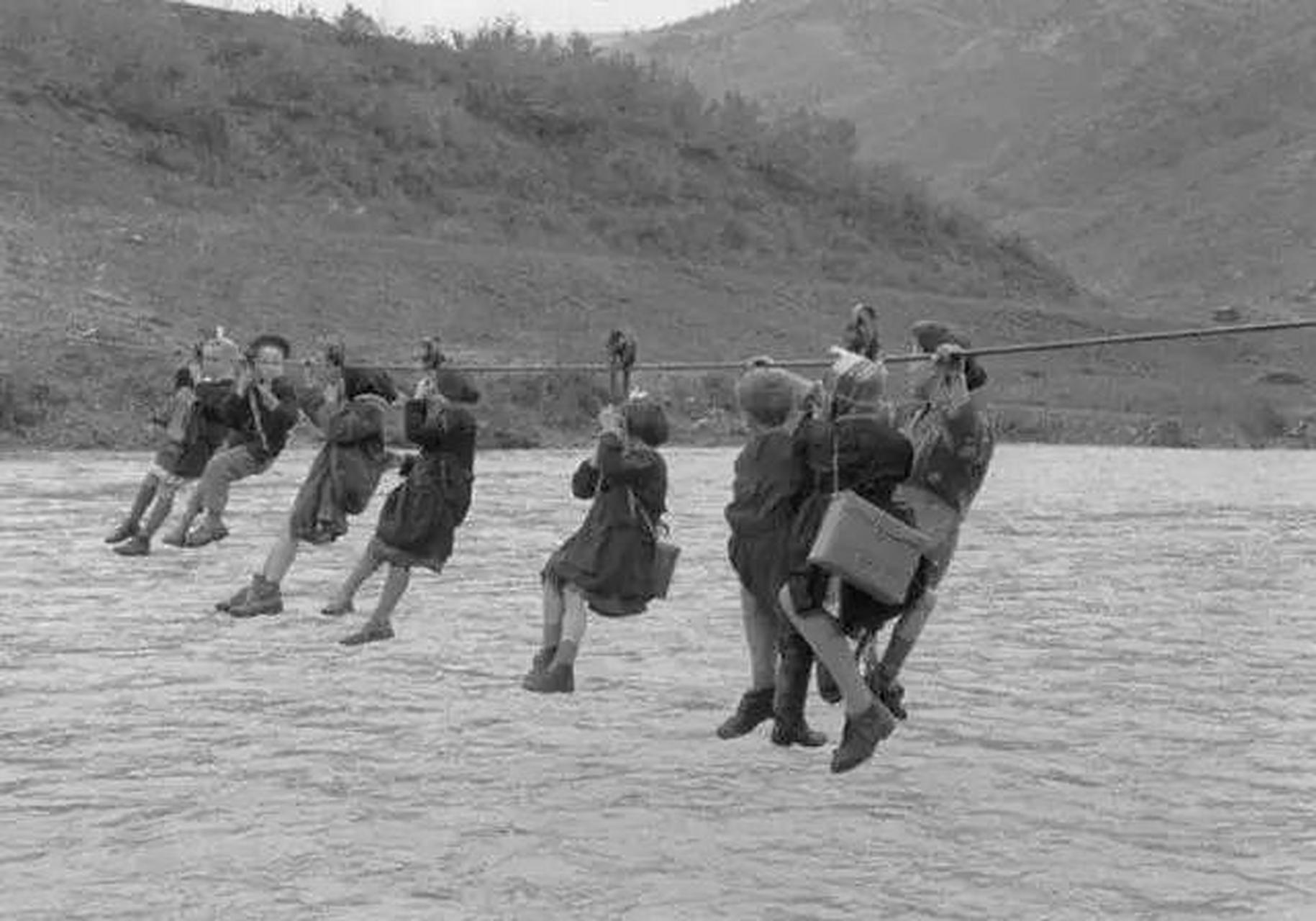 1959年,意大利某地学生滑轮过河上学