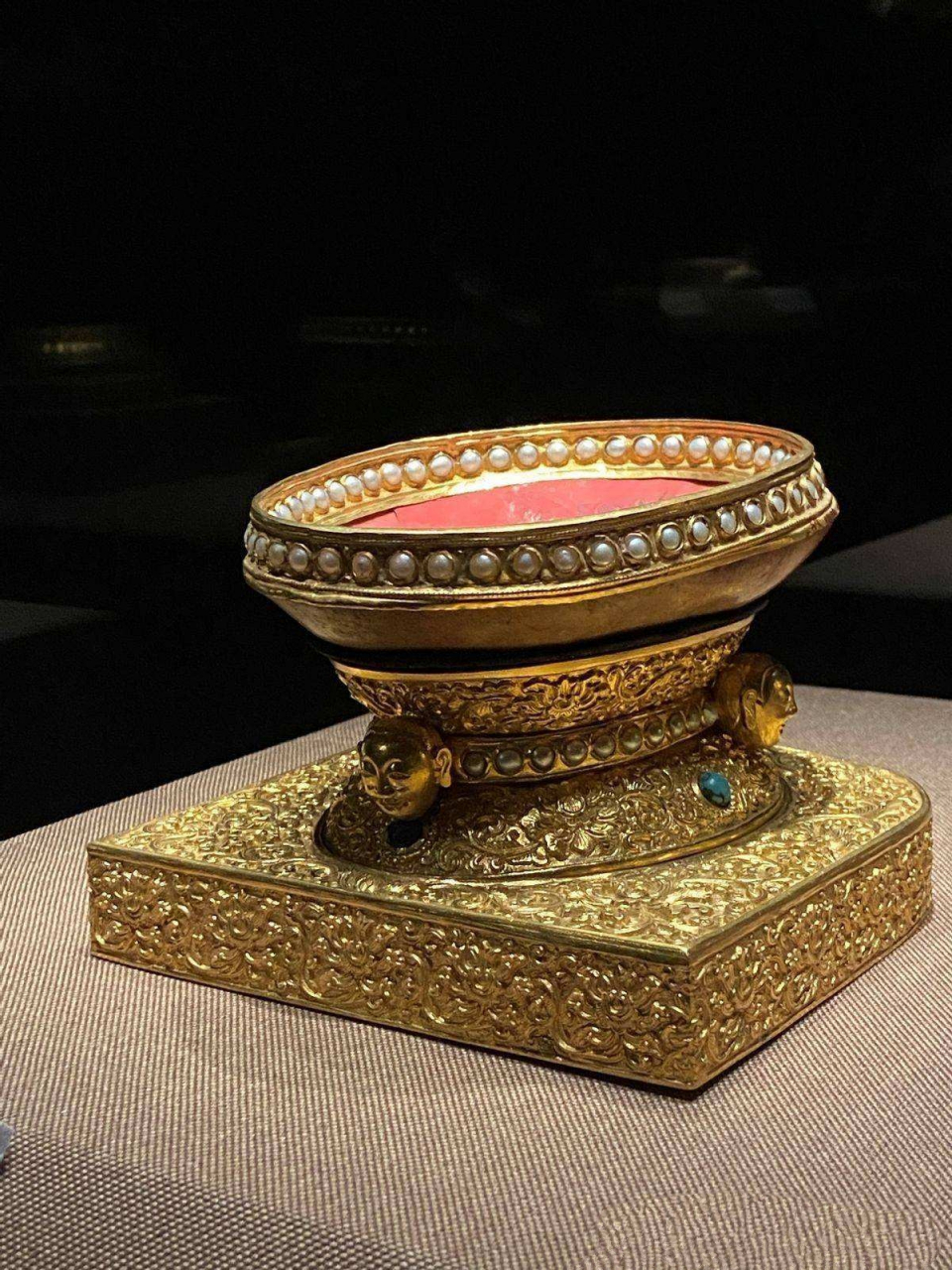 藏区的一种碗·俗称:嘎巴拉碗 嘎巴拉碗又名托巴,是用人的头盖骨,水晶