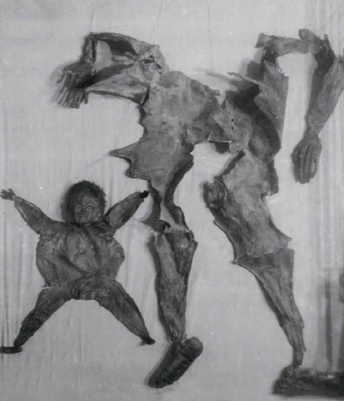 这两个所谓的"活佛"宣称:将人皮放在病人