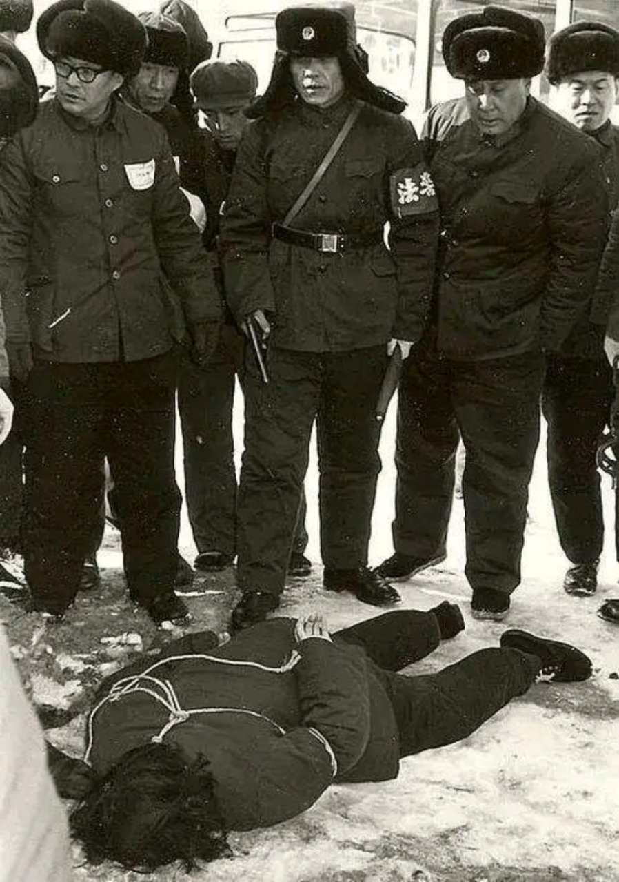 80年代初,一名犯人被枪决后,留下的罕见老照片,从镜头中我们可以看到