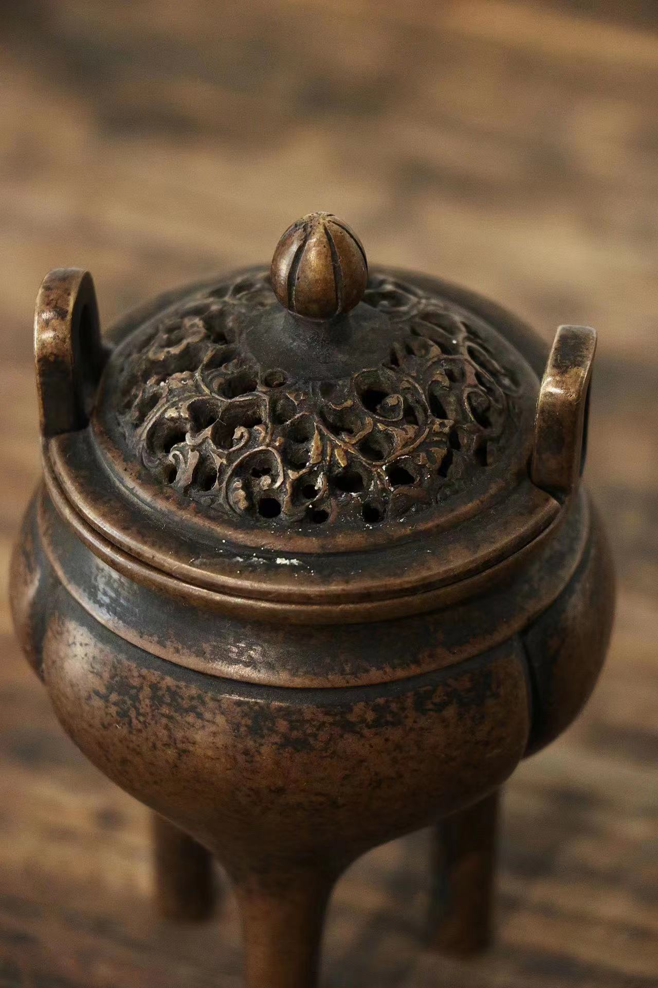 『高足  熏香炉』  此熏香炉形制颇为特殊,三足拔高,细且长,炉盖镂空