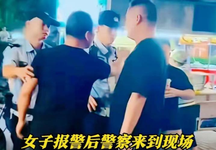 美女摊位后续收取保护费:警方到场的男子平静地吸烟,警方账户沦陷