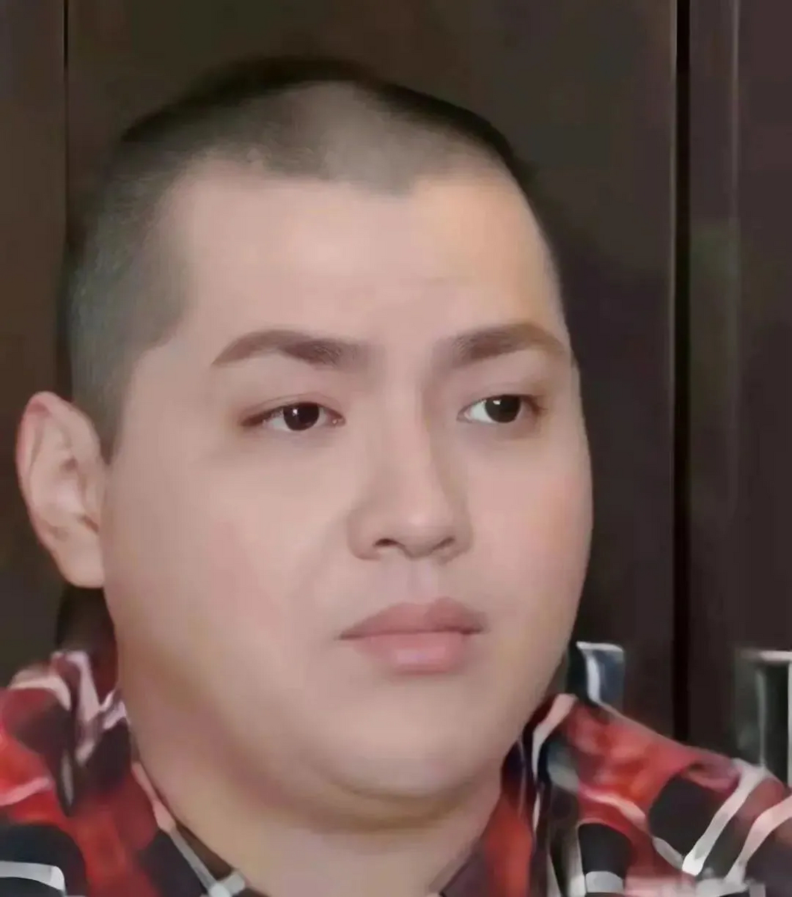 吴亦凡一年踩缝纫机生活发胖了,说明该监狱的伙食也是不错的!