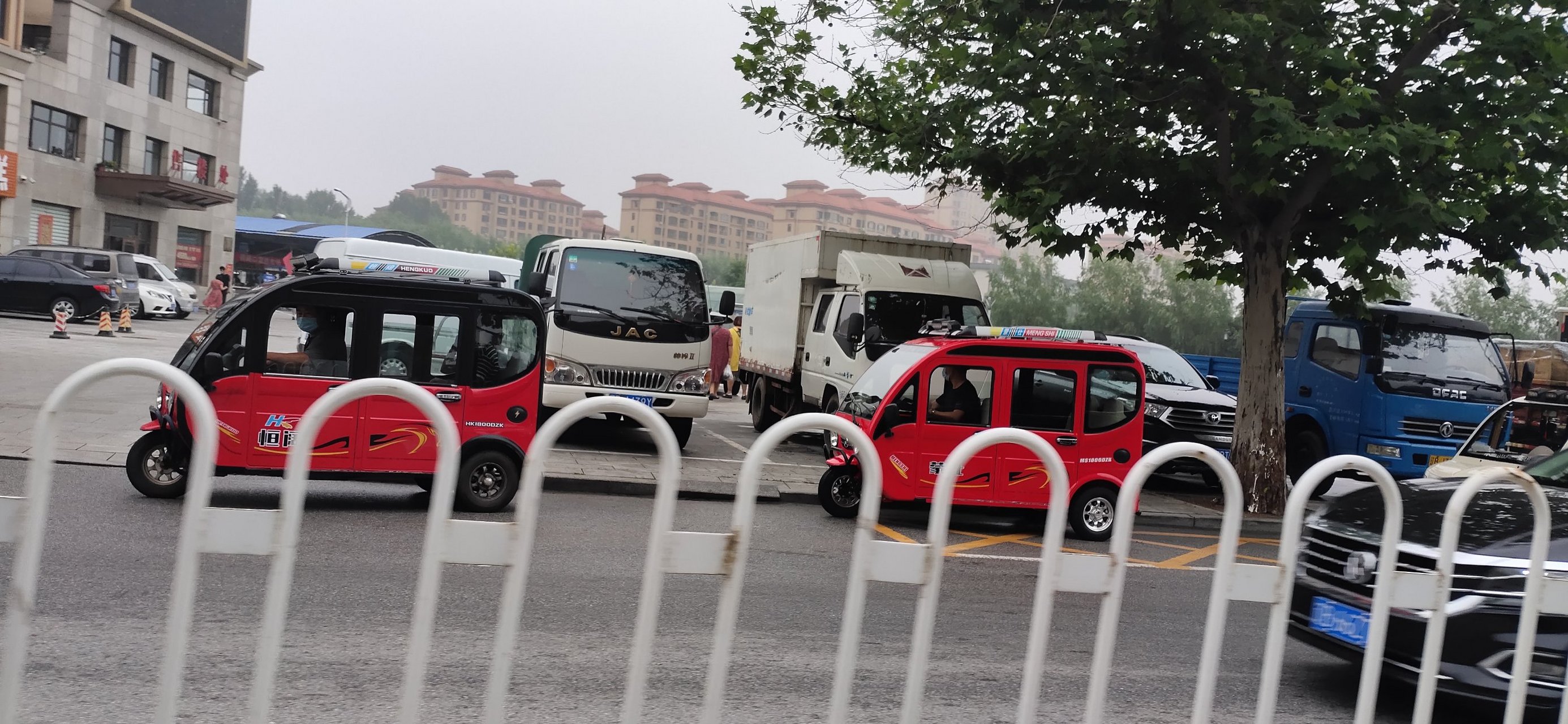 城市情报员# 无证电动车满街蹿,大连庄河市的一名出租车司机爆料:我