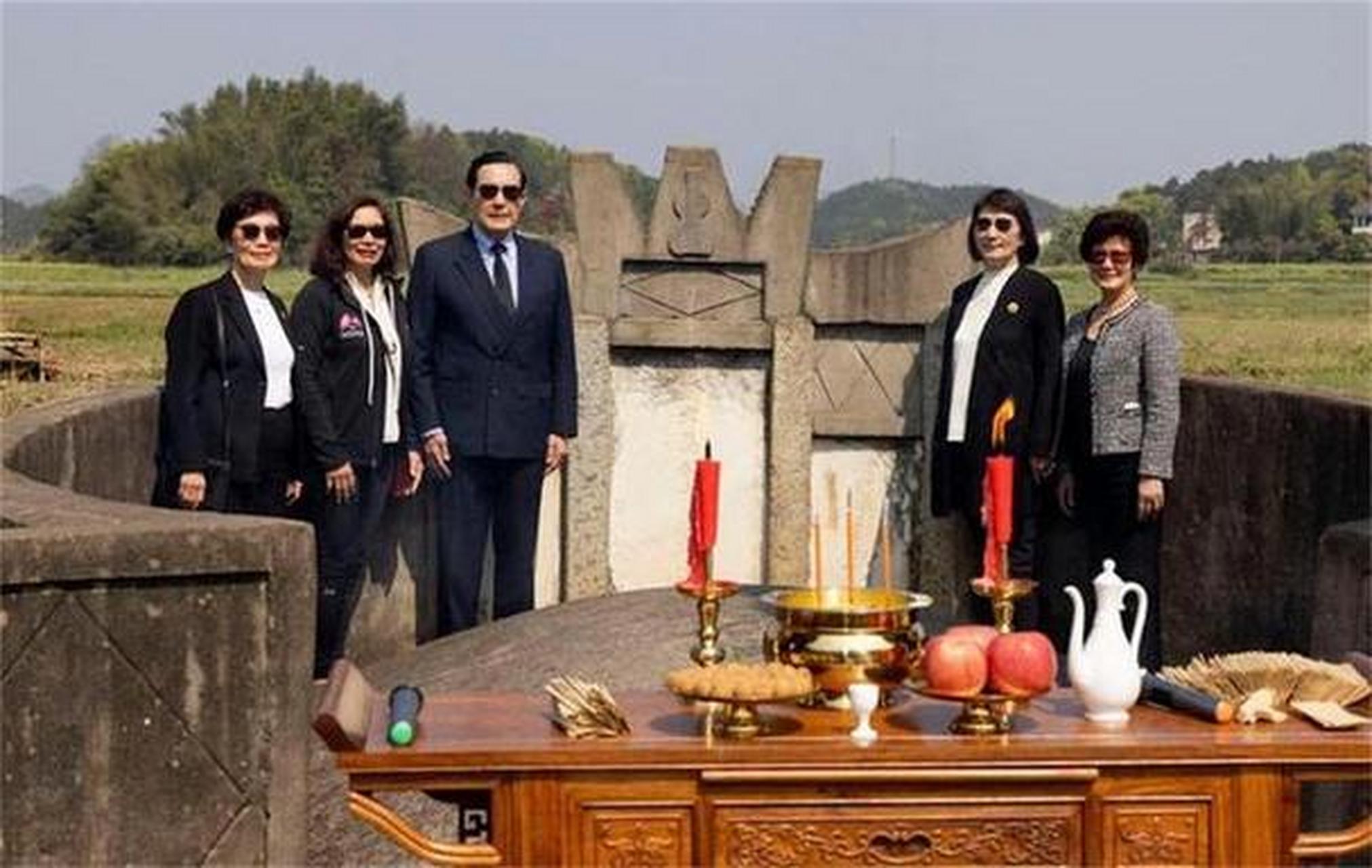 马英九回家祭祖的场面够大吧,但是比起一些当官的就小多了,我的老家一