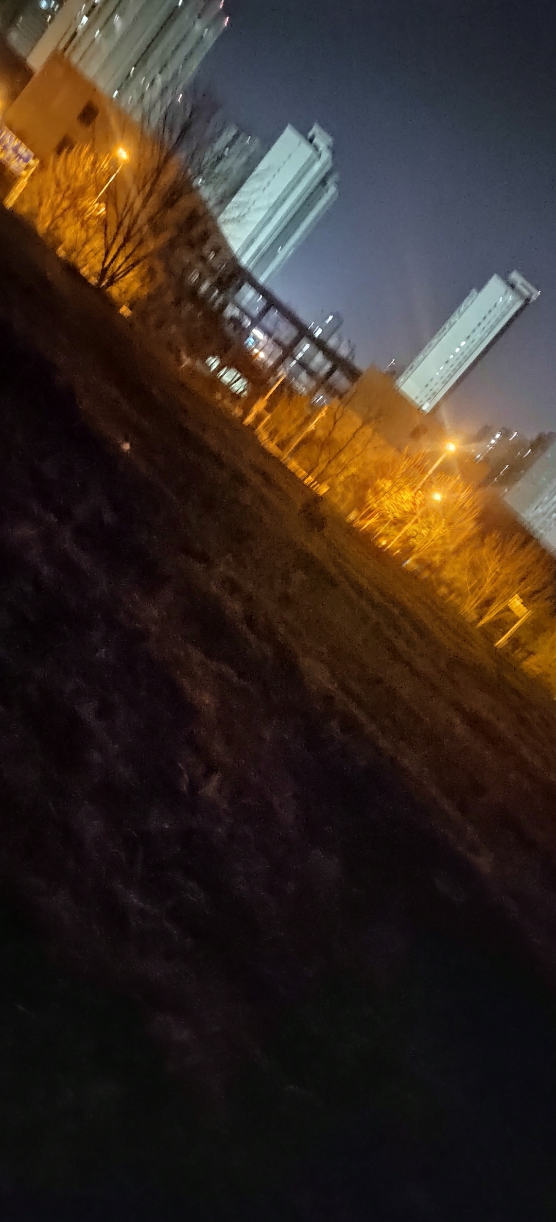 一天了,天黑了终于能敞开了撒开腿就跑,重复叫好多声,才台借着微弱的